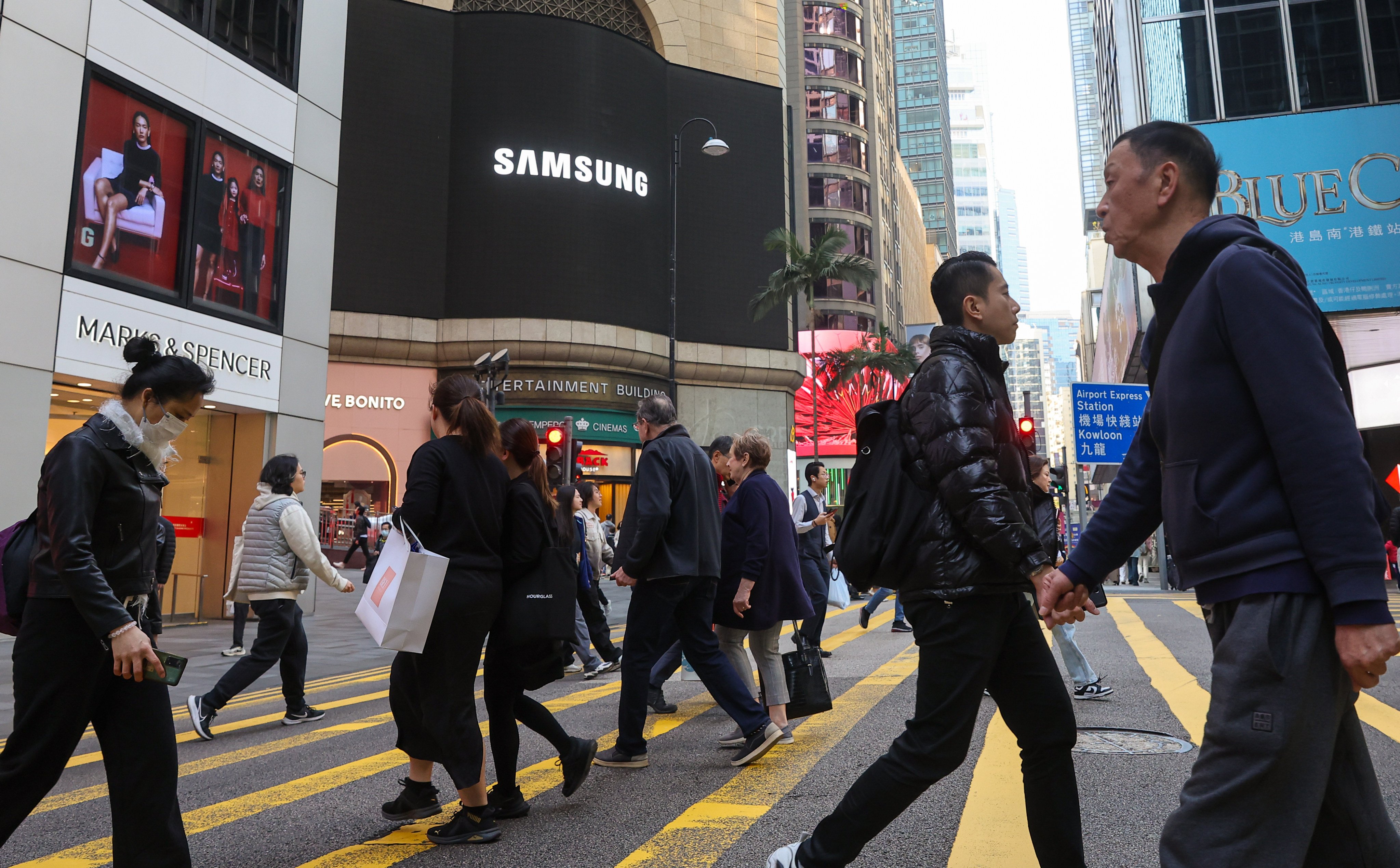 Hong Kong police have arrested five people for allegedly trying to withdraw US$1 million from a bank in Central using fake documents. Photo: Edmond So