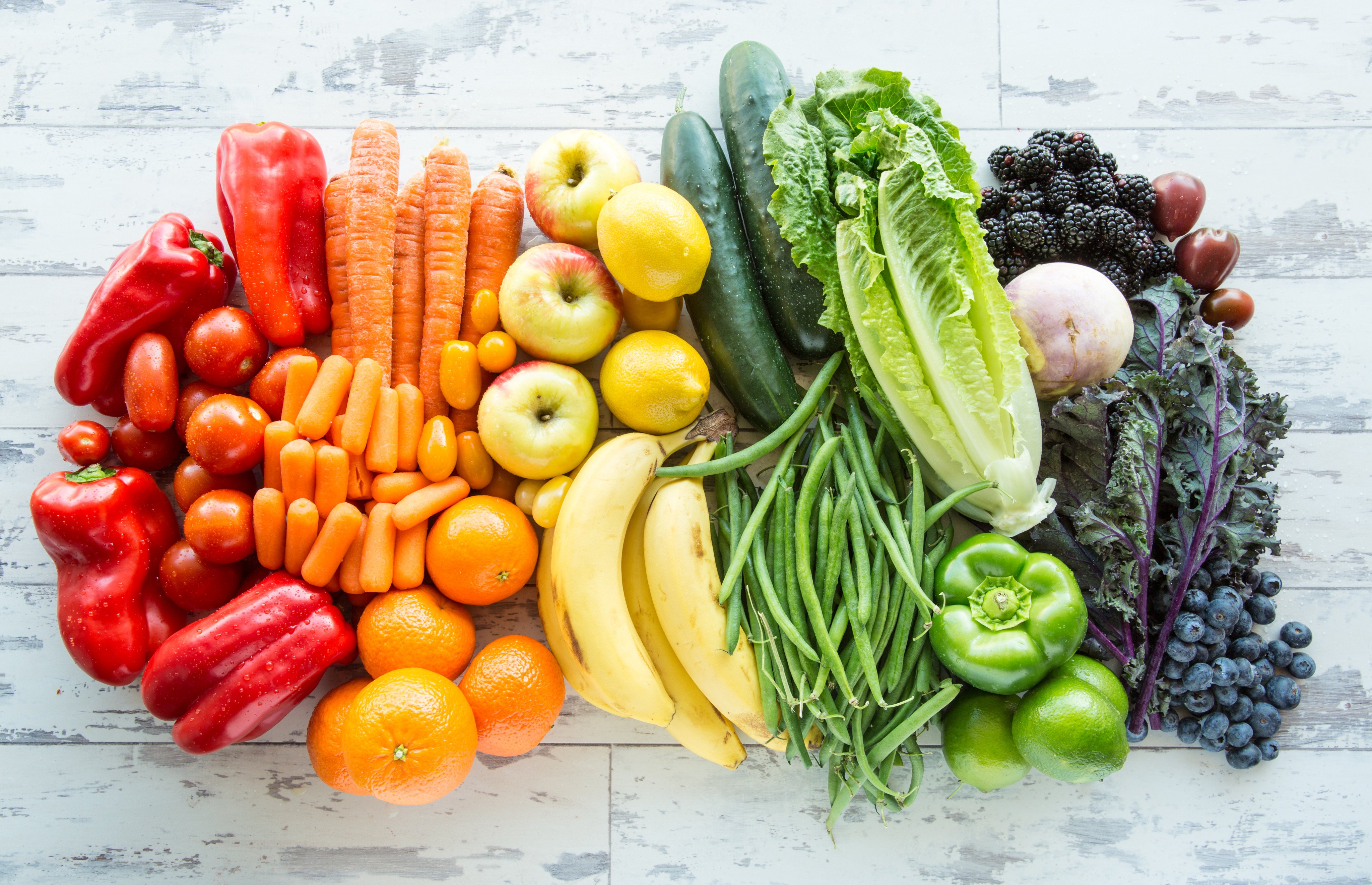 Choose healthier snacks by minimising ultra-processed foods; opt for fresh fruits, vegetables, and whole grains for better nutrition. Photo: Shutterstock 