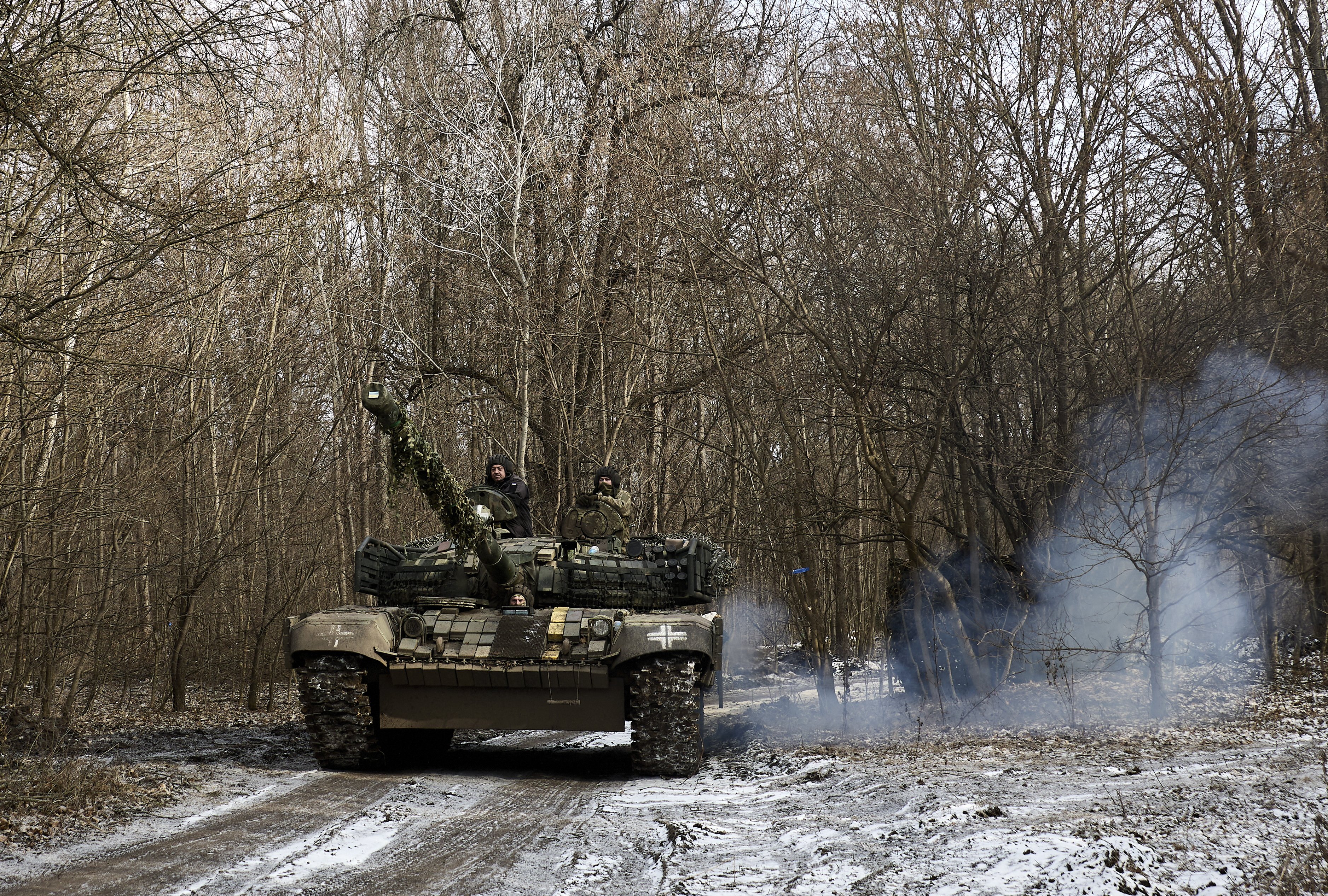 Ukrainian servicemen operate a tank at an undisclosed location in the Kharkiv region on February 10. Photo: EPA-EFE