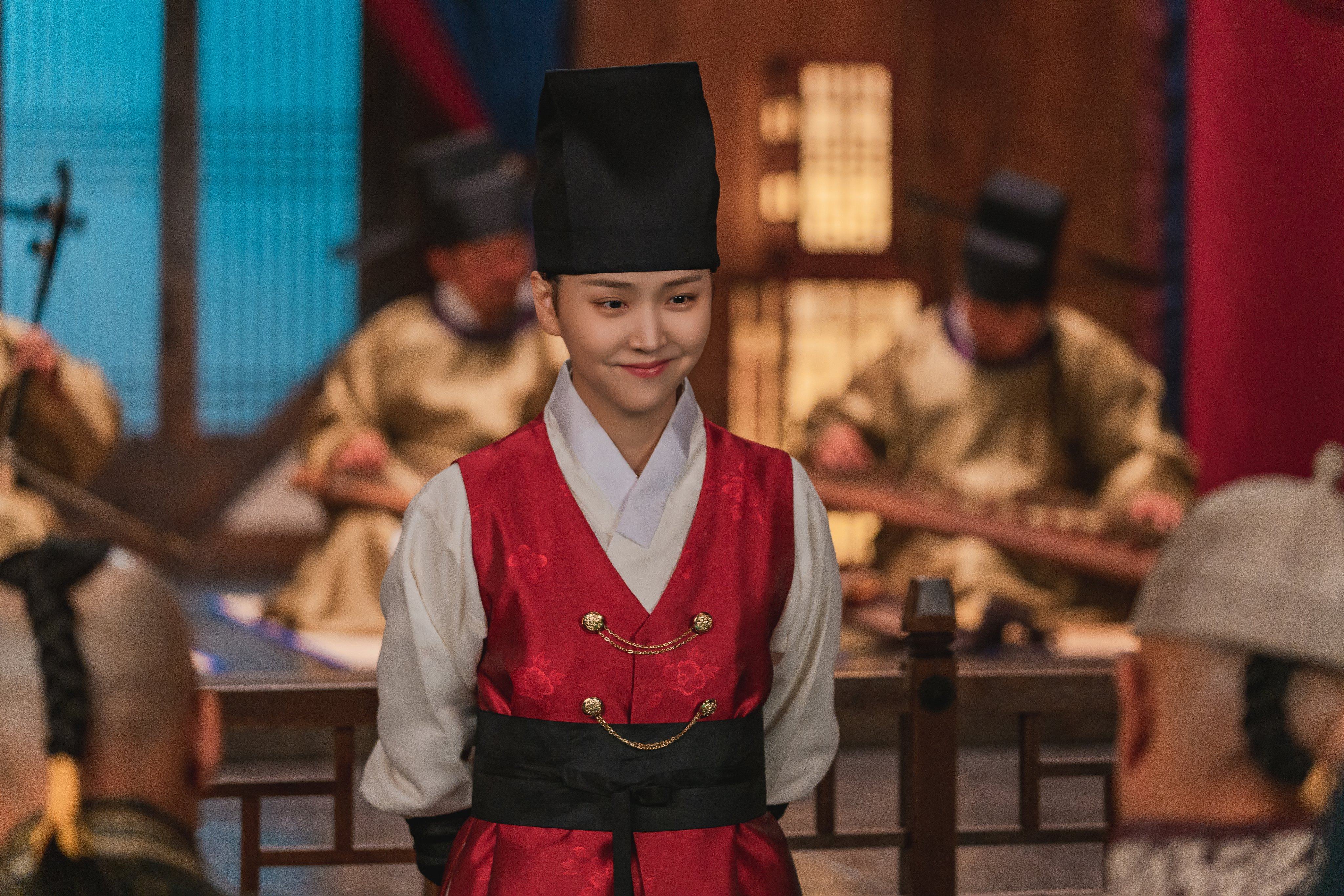 Kim Ji-eun as hotel intern Hong Deok-su in a still from from Netflix K-drama Check-in Hanyang.