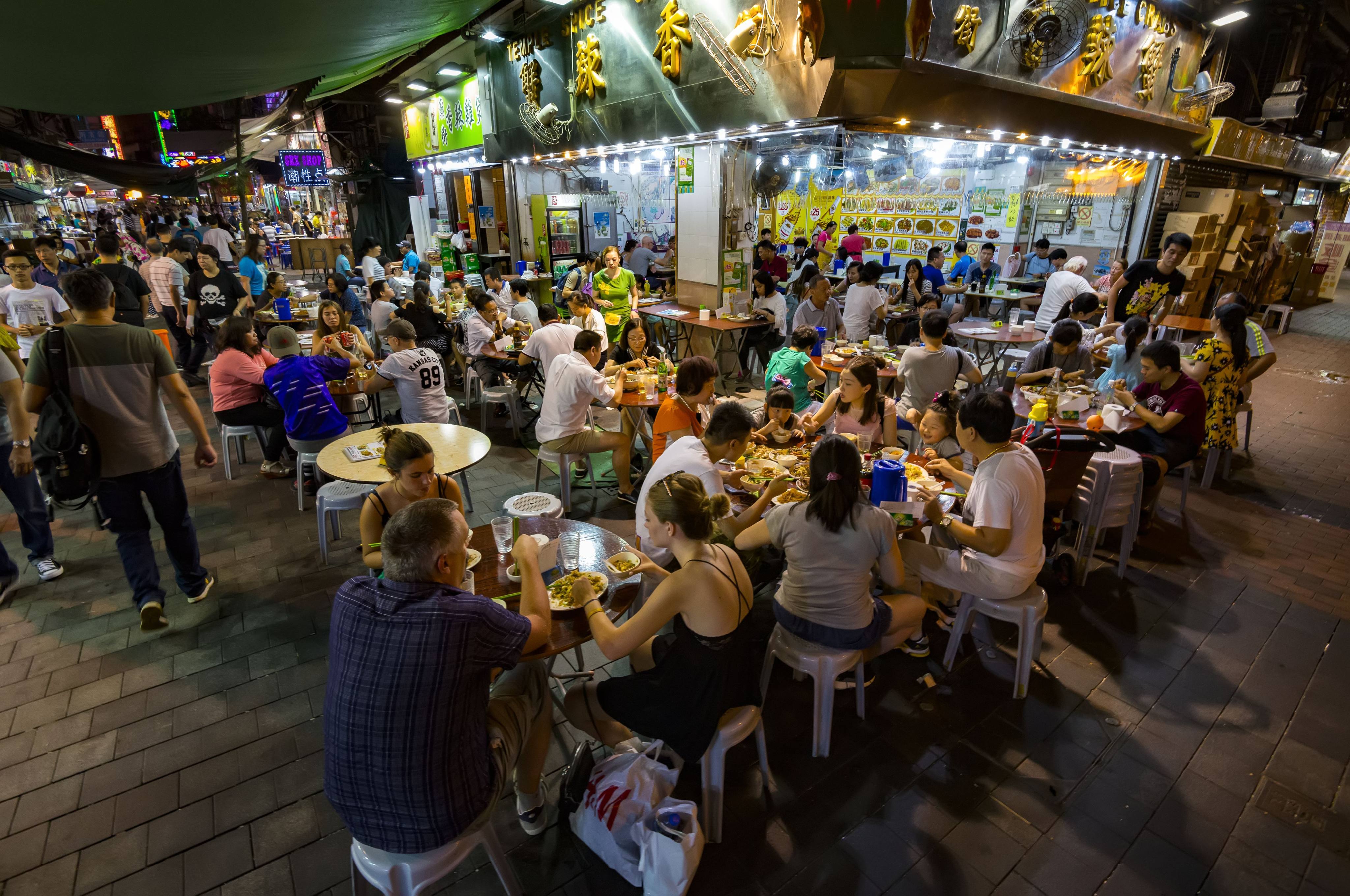 Diners eat at restaurants along the Temple Street night market in Hong Kong in 2015. Photo: UCG / Universal Images Group via Getty Images