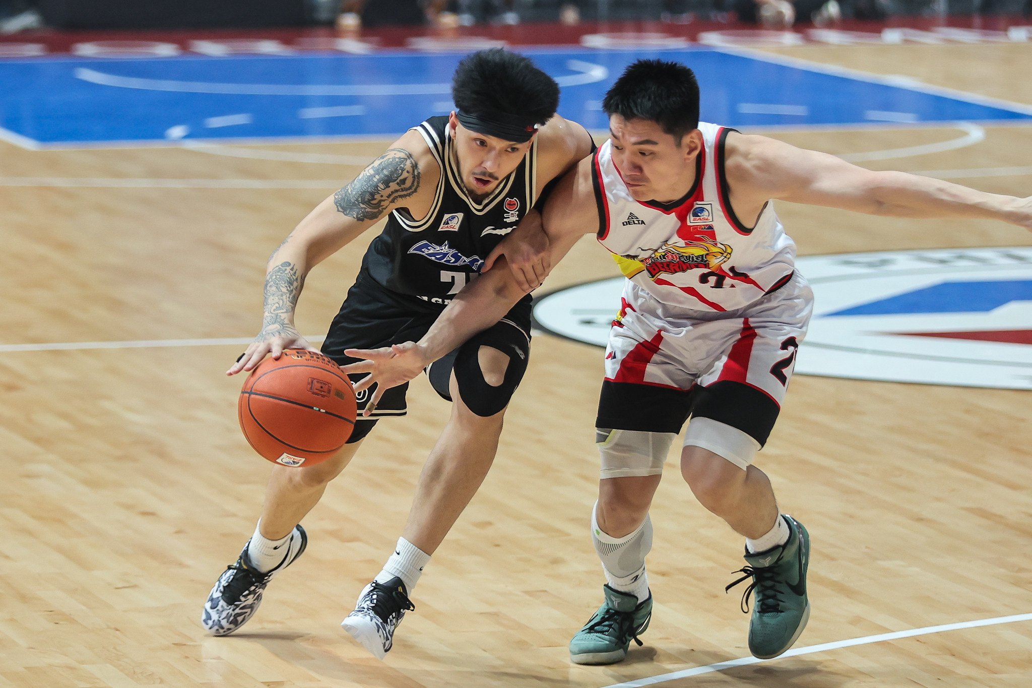 Kobey Lam (left) of Eastern holds off Jeron Teng of San Miguel Beermen in their EASL match last month. Photo: Xinhua