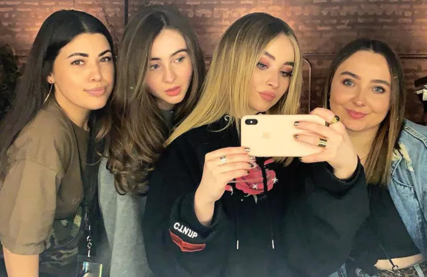 Sabrina Carpenter takes a selfie with her sisters Cayla, Sarah, and Shannon Carpenter. Photo: @sabrinacarpenter/Instagram 