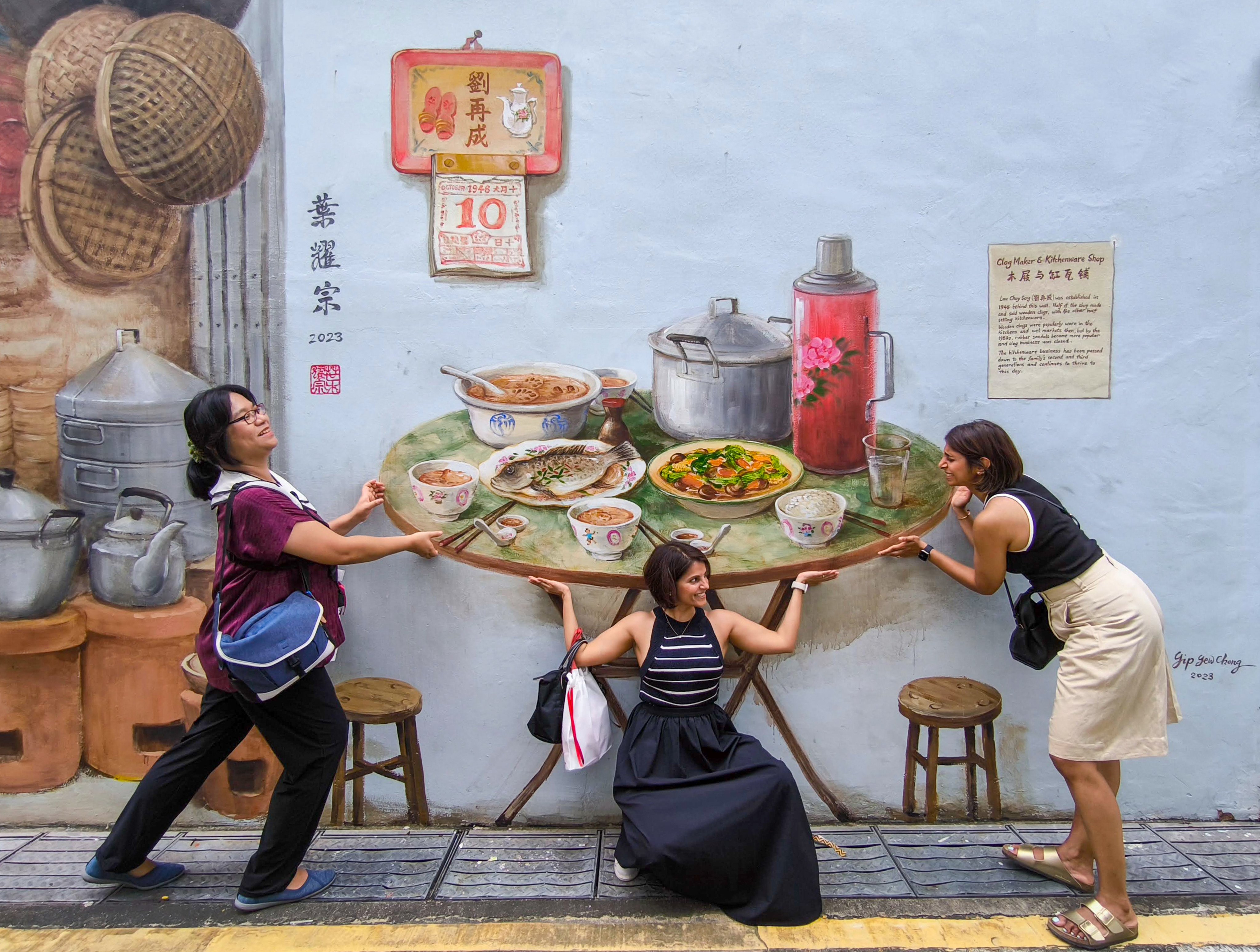 A photo op on On-A-Roll-Tours’ Historic Chinatown walking tour in Singapore. Photo: On-A-Roll-Tours