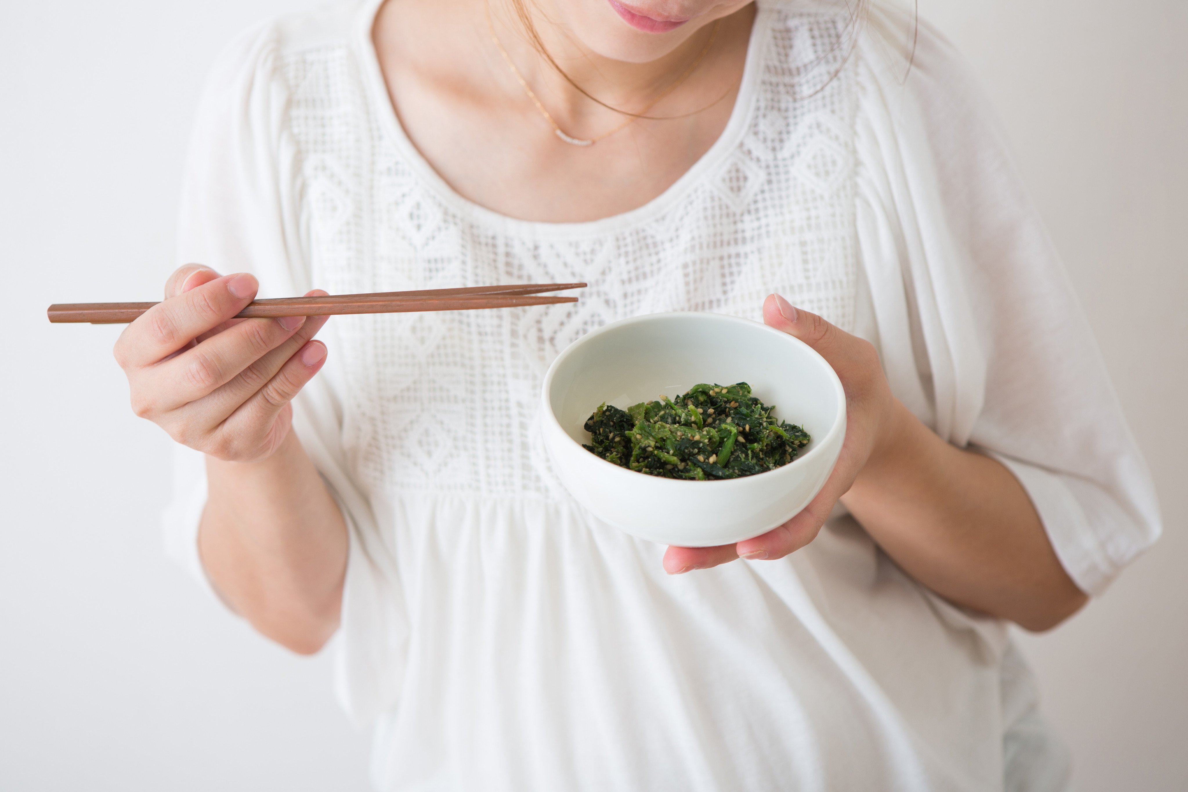 Analysis of babies’ facial expressions suggests they appear to react more favourably towards the smell of foods such as bitter greens like kale if their mothers ate them during the last months of pregnancy. Photo: Shutterstock