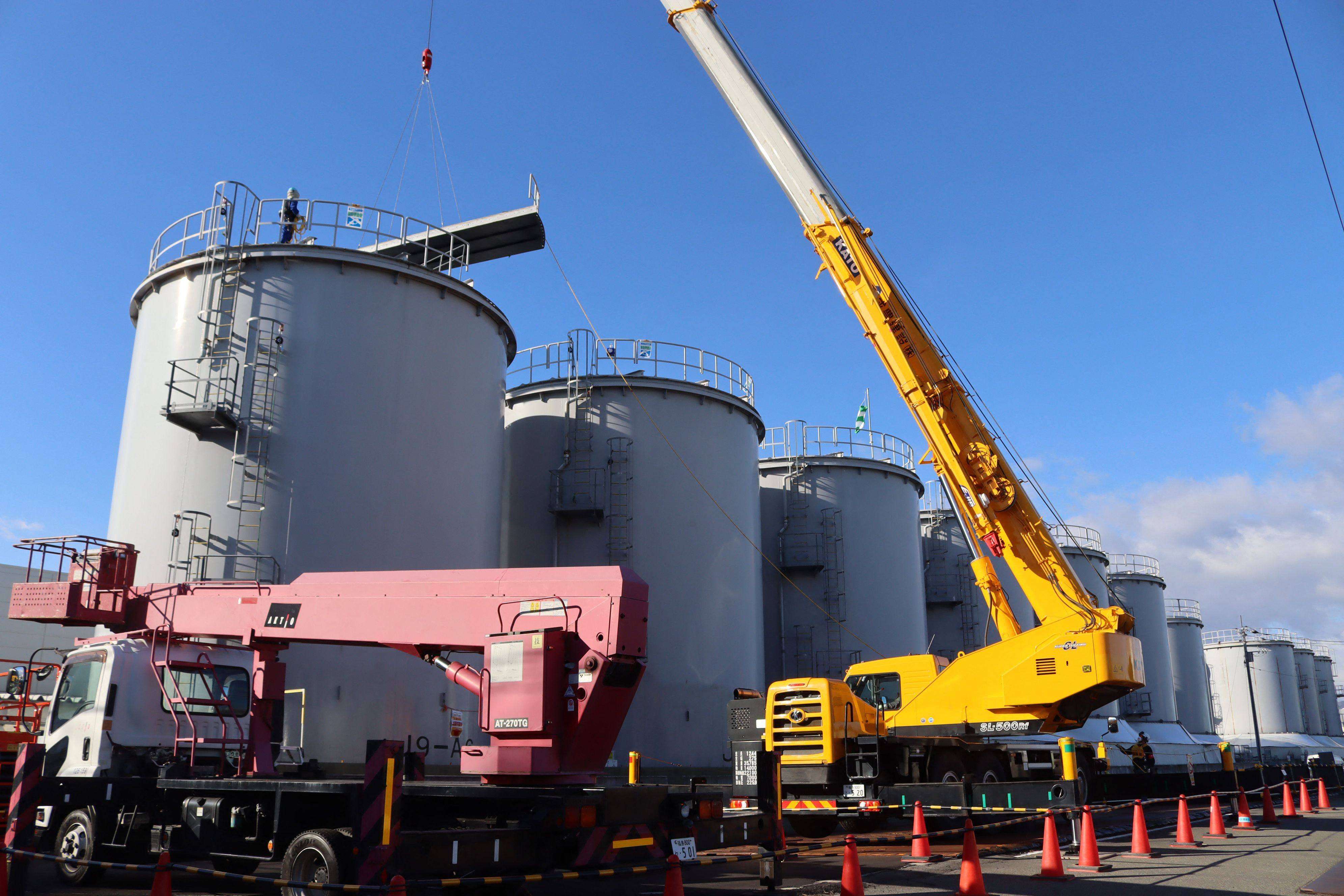 The removal of the top lid from a tank in the J9 area at the Fukushima Daiichi Nuclear Power Plant in Okuma, Fukushima prefecture on Friday. Photo: Tokyo Electric Power Company / AFP