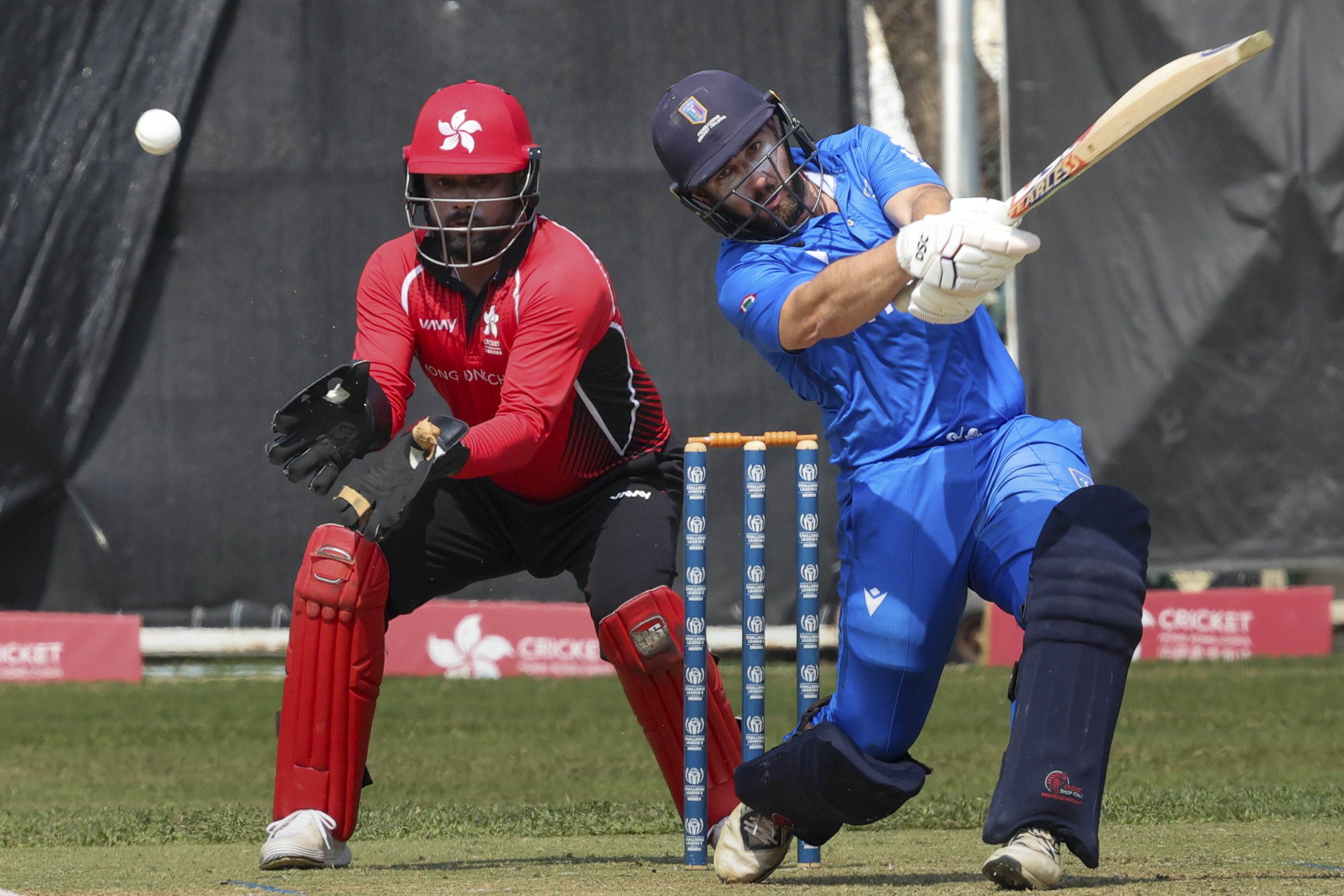 Italy’s Anthony Mosca (right) scored  15 before being caught by Yasim Murtaza. Photo: Dickson Lee