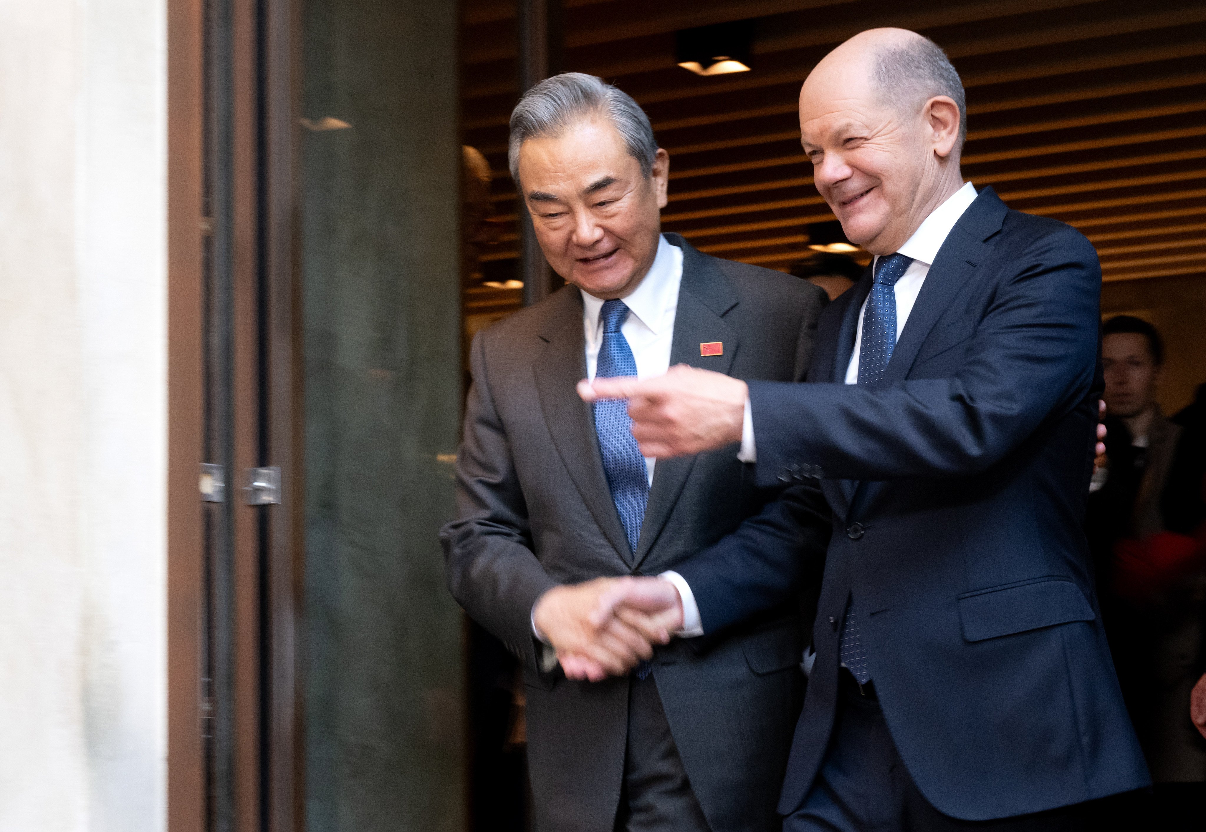 German Chancellor Olaf Scholz (R) and Chinese Foreign Minister Wang Yi on the sidelines of the Munich Security Conference (MSC) in Germany. Photo: dpa