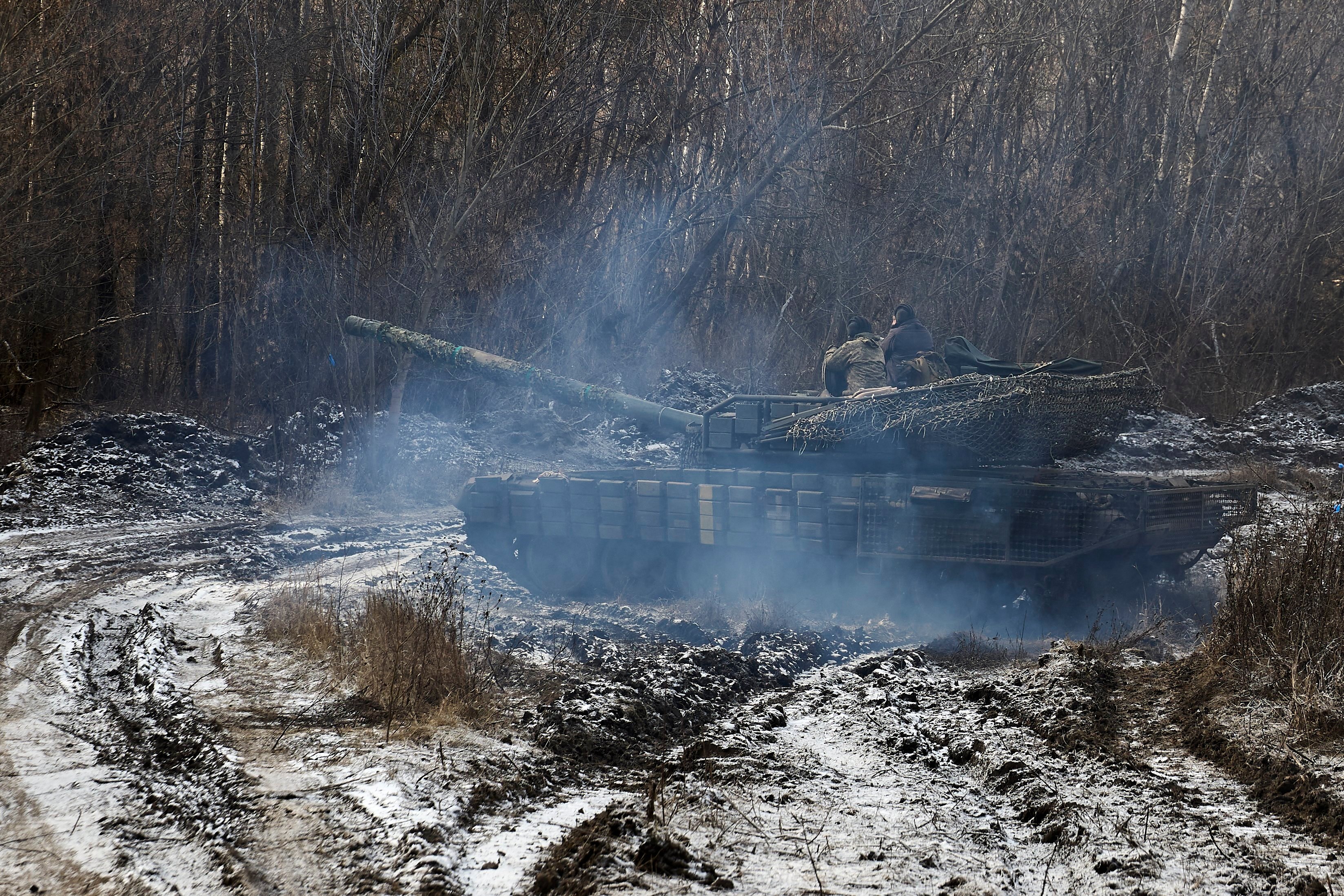 Ukrainian servicemen operate a tank at an undisclosed location in the Kharkiv region on February 10. Photo: EPA-EFE