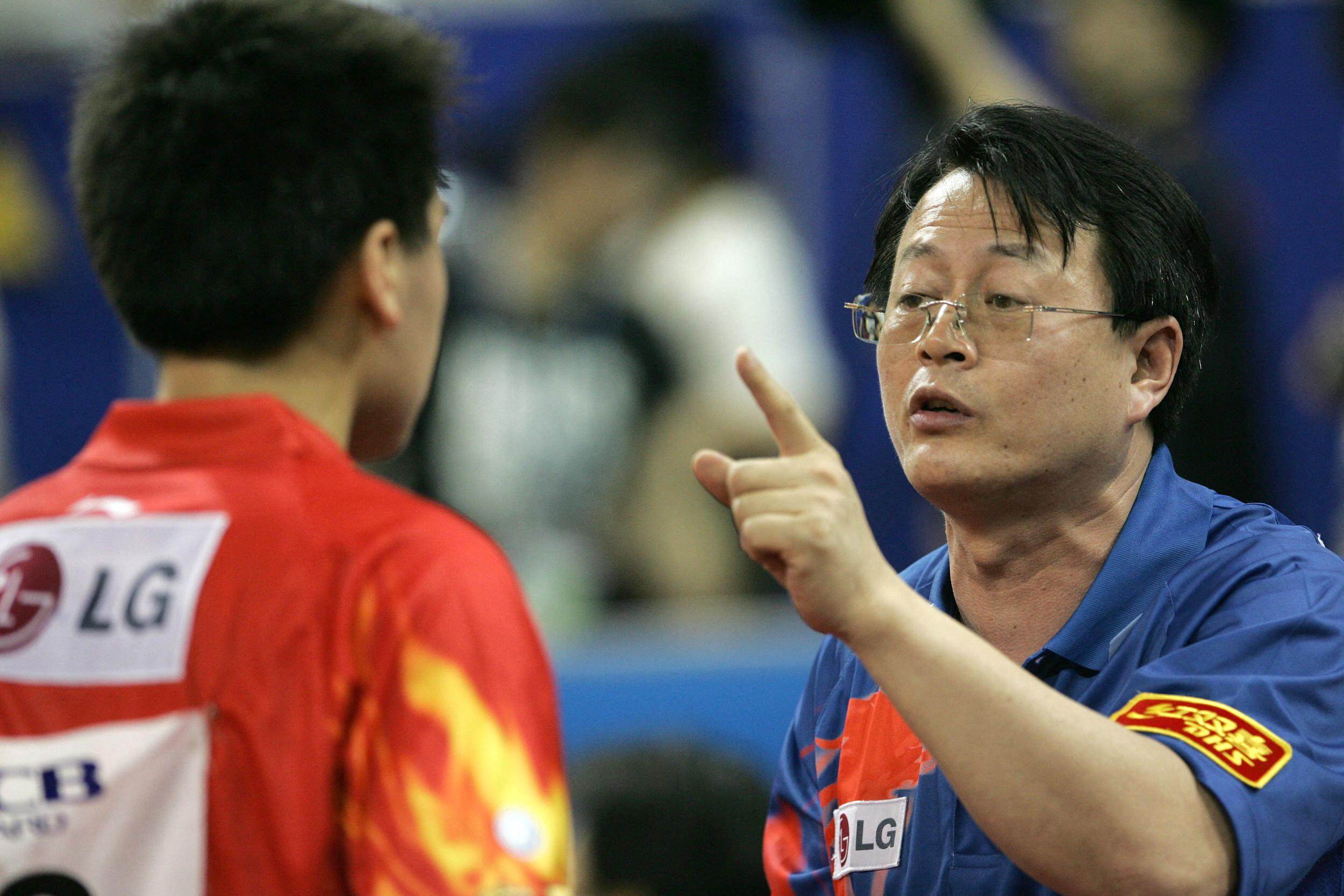 Former Chinese coach Wu Jingping (right) speaks to Hao Shuai at the World Table Tennis Championships in 2005. Photo: AFP