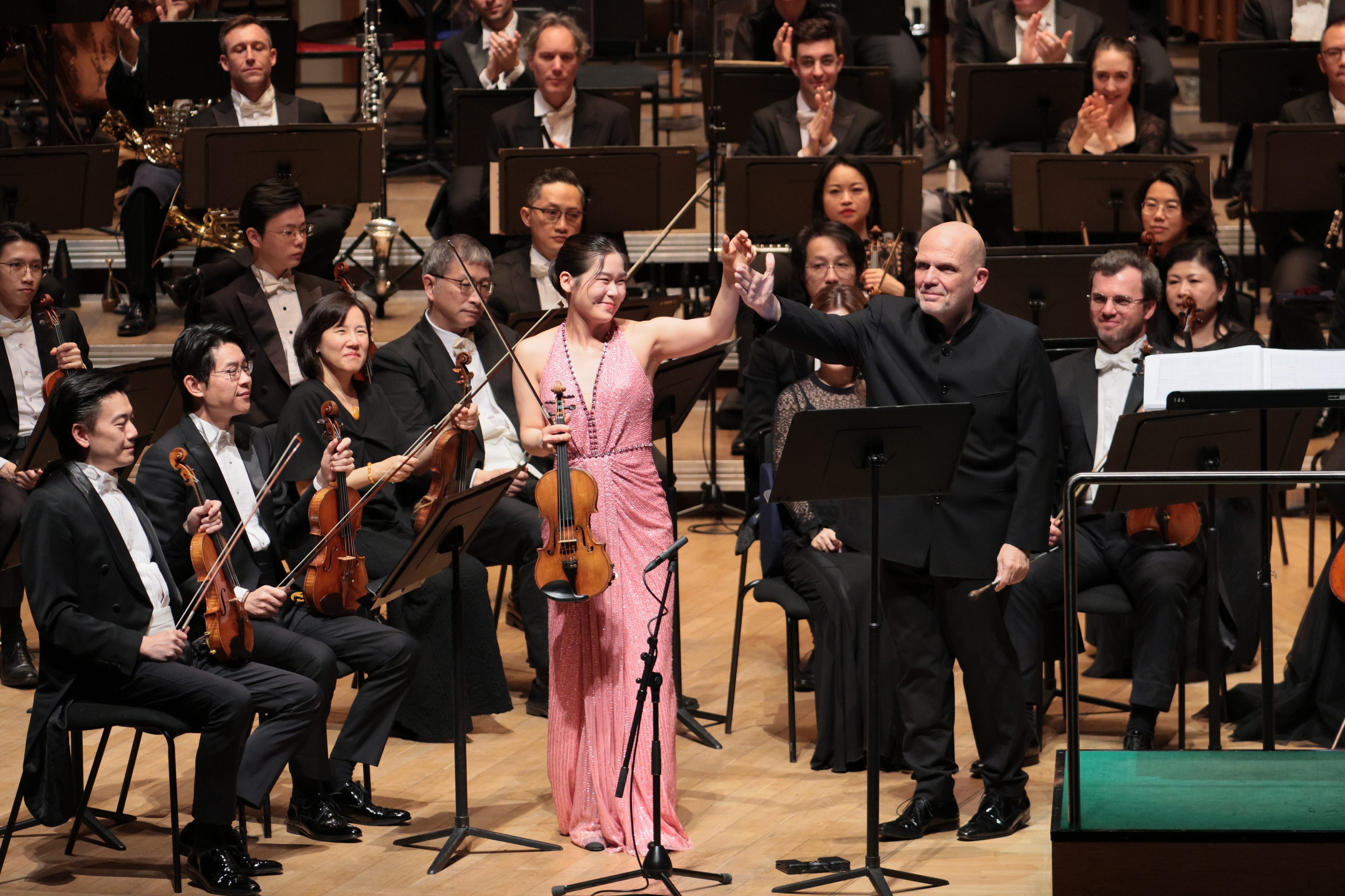 Conductor Jaap van Zweden, violin soloist Esther Yoo and the Hong Kong Philharmonic are applauded after their Asian premiere of Raymond Yiu’s Violin Concerto. Photo: Keith Hiro/HK Phil