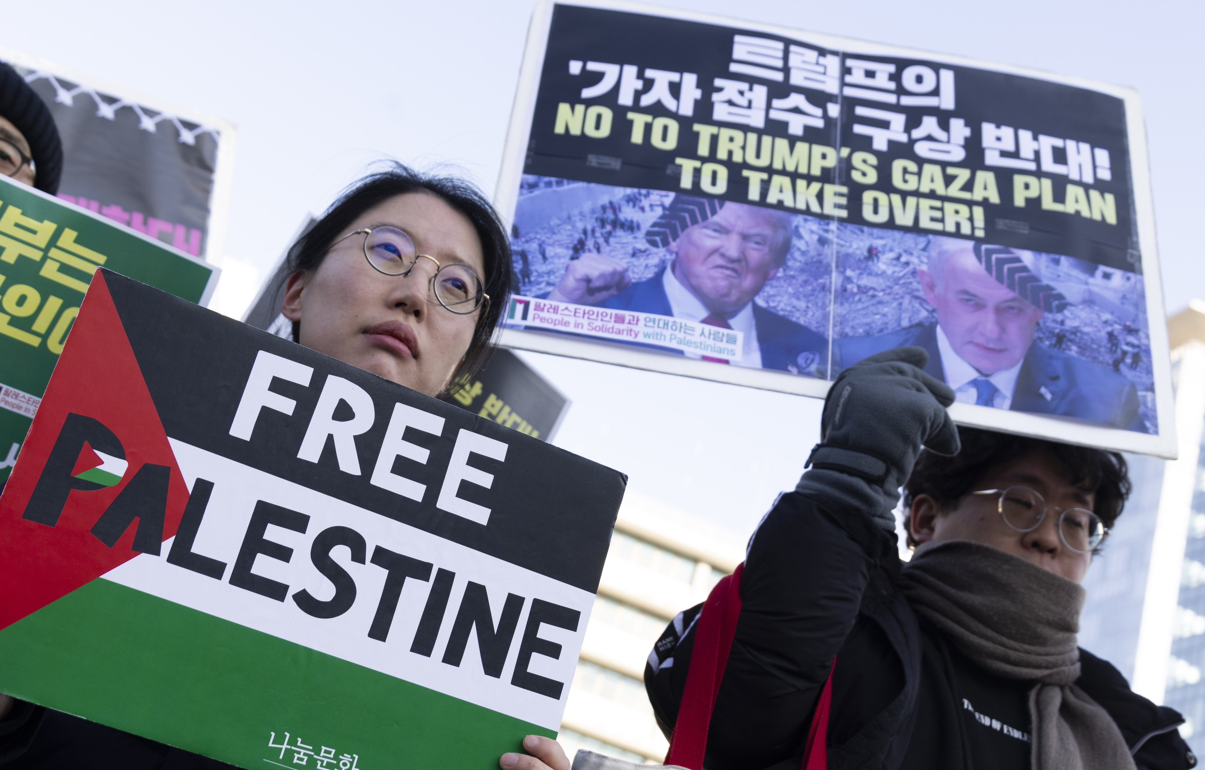 Protesters hold placards denouncing US President Donald Trump’s Gaza policy in front of the US embassy in Seoul, South Korea, on February 5. Photo: EPA-EFE