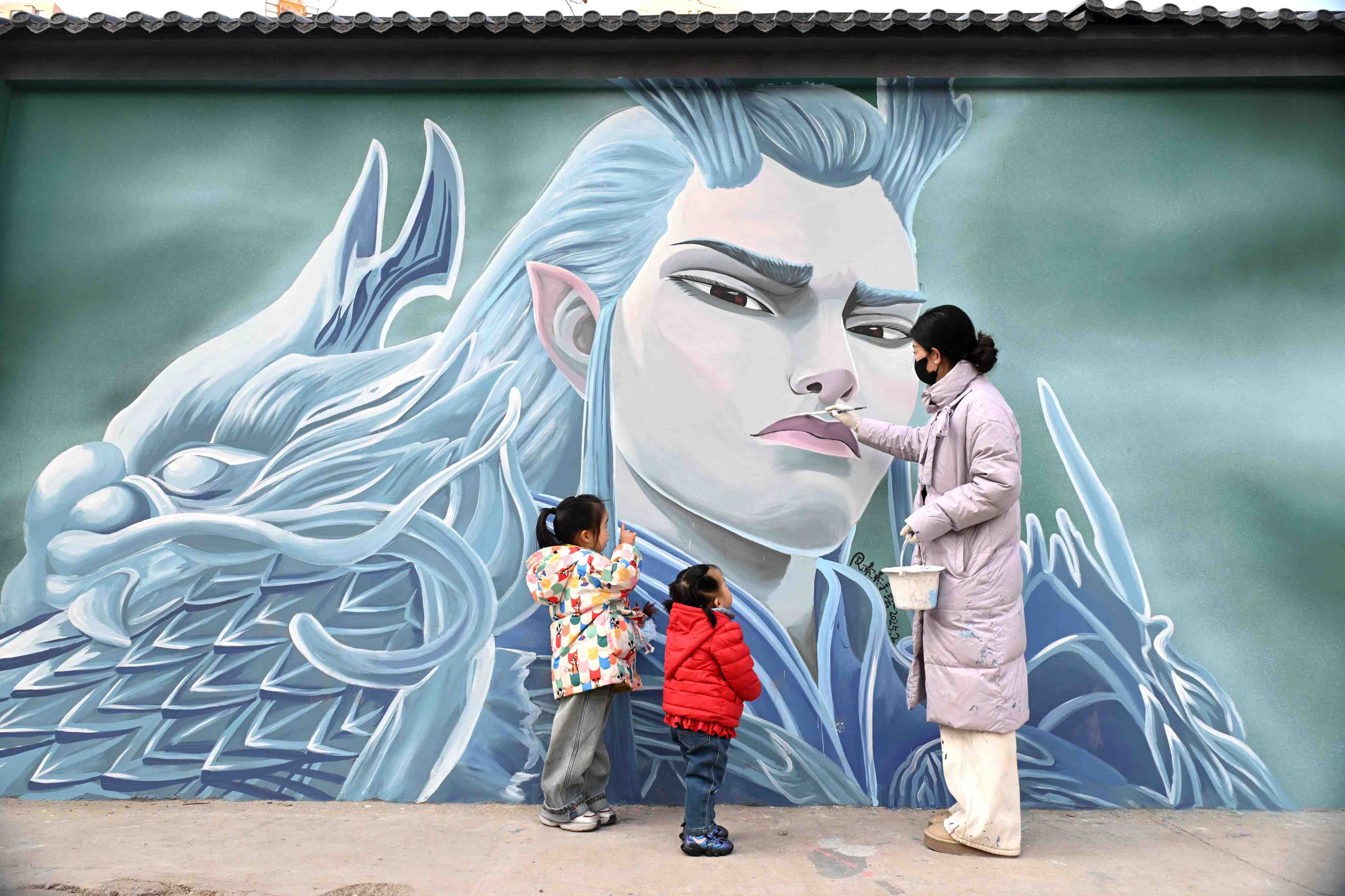 An artist creates a Ne Zha-themed wall painting in Shijiazhuang City, north China’s Hebei province, on February 19. Photo: Xinhua