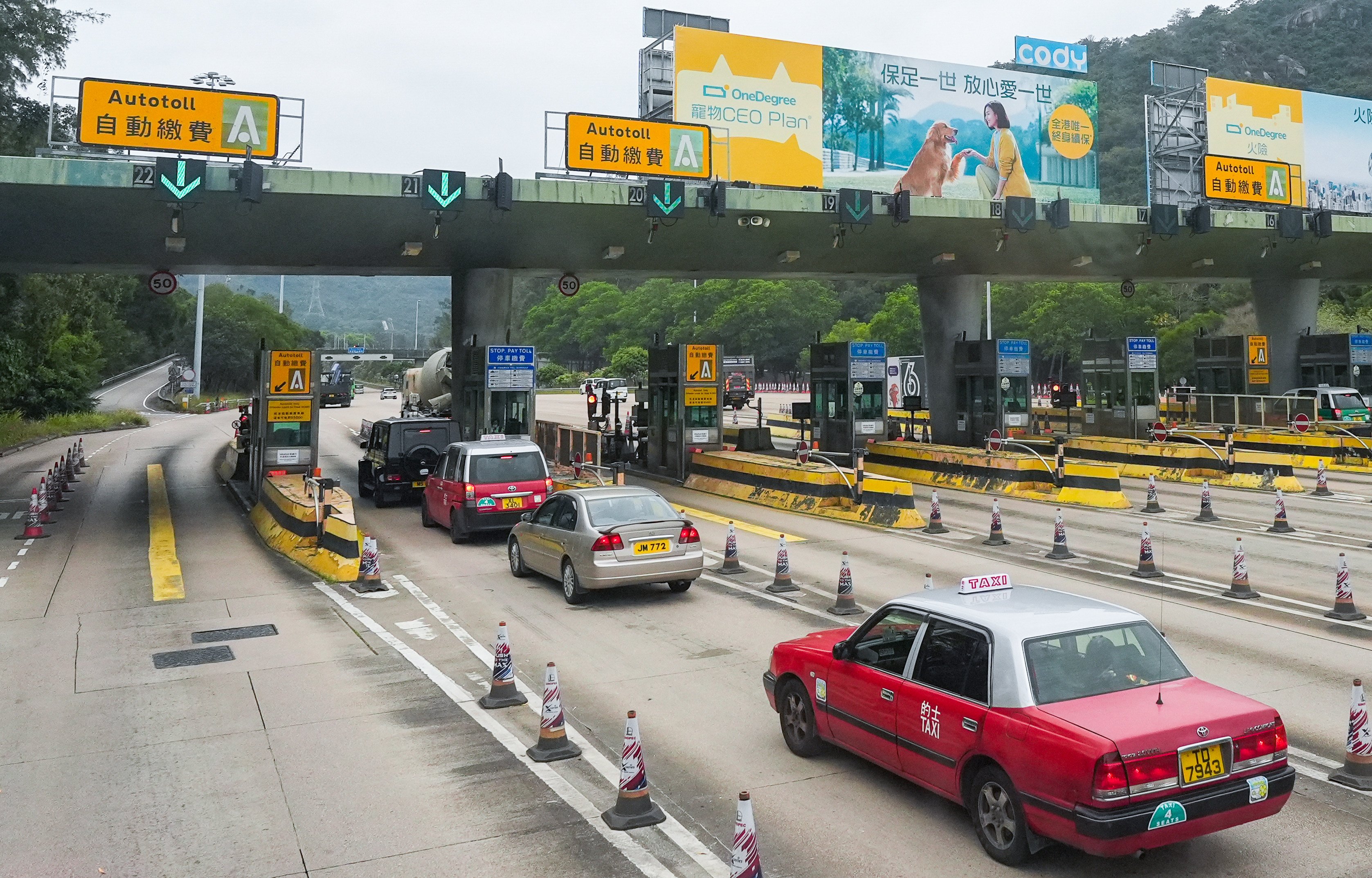 Motorists wait at a toll plaza before entering Tai Lam Tunnel. Photo: Eugene Lee