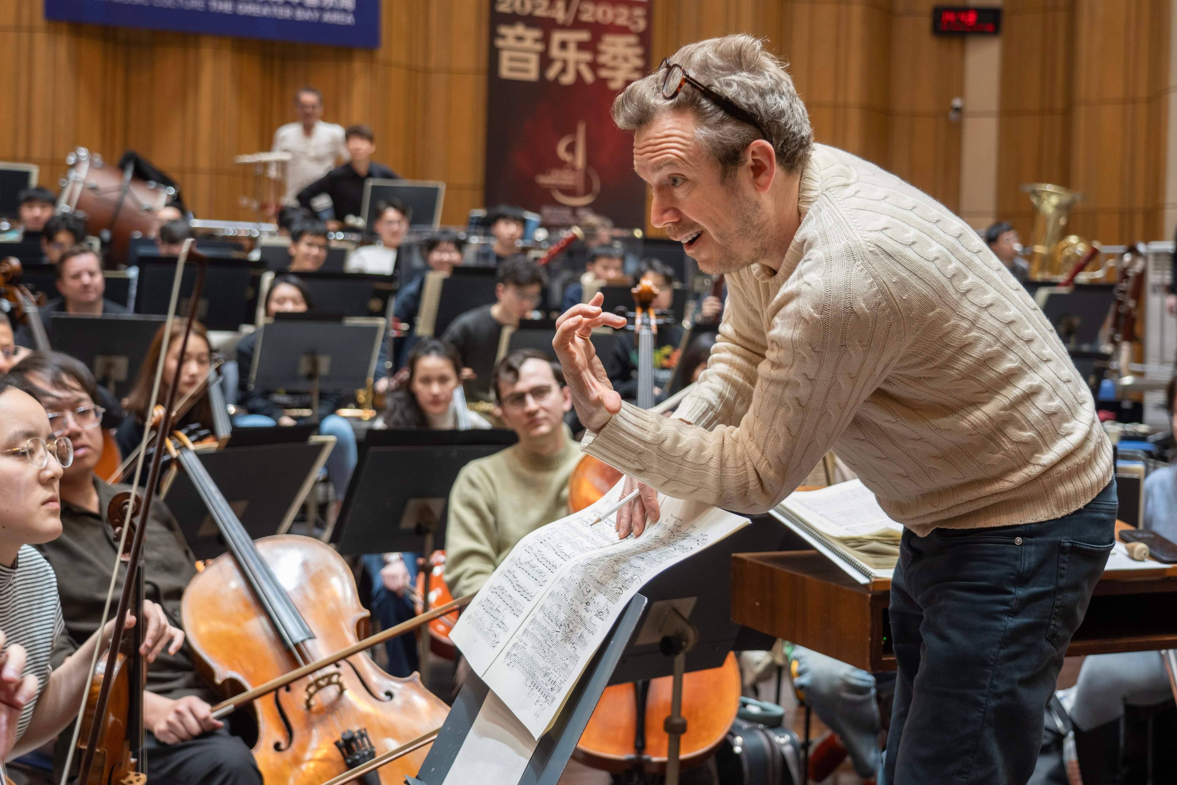 Daniel Harding provides guidance to YMCG musicians during a rehearsal. Photo: Youth Music Culture the Greater Bay Area