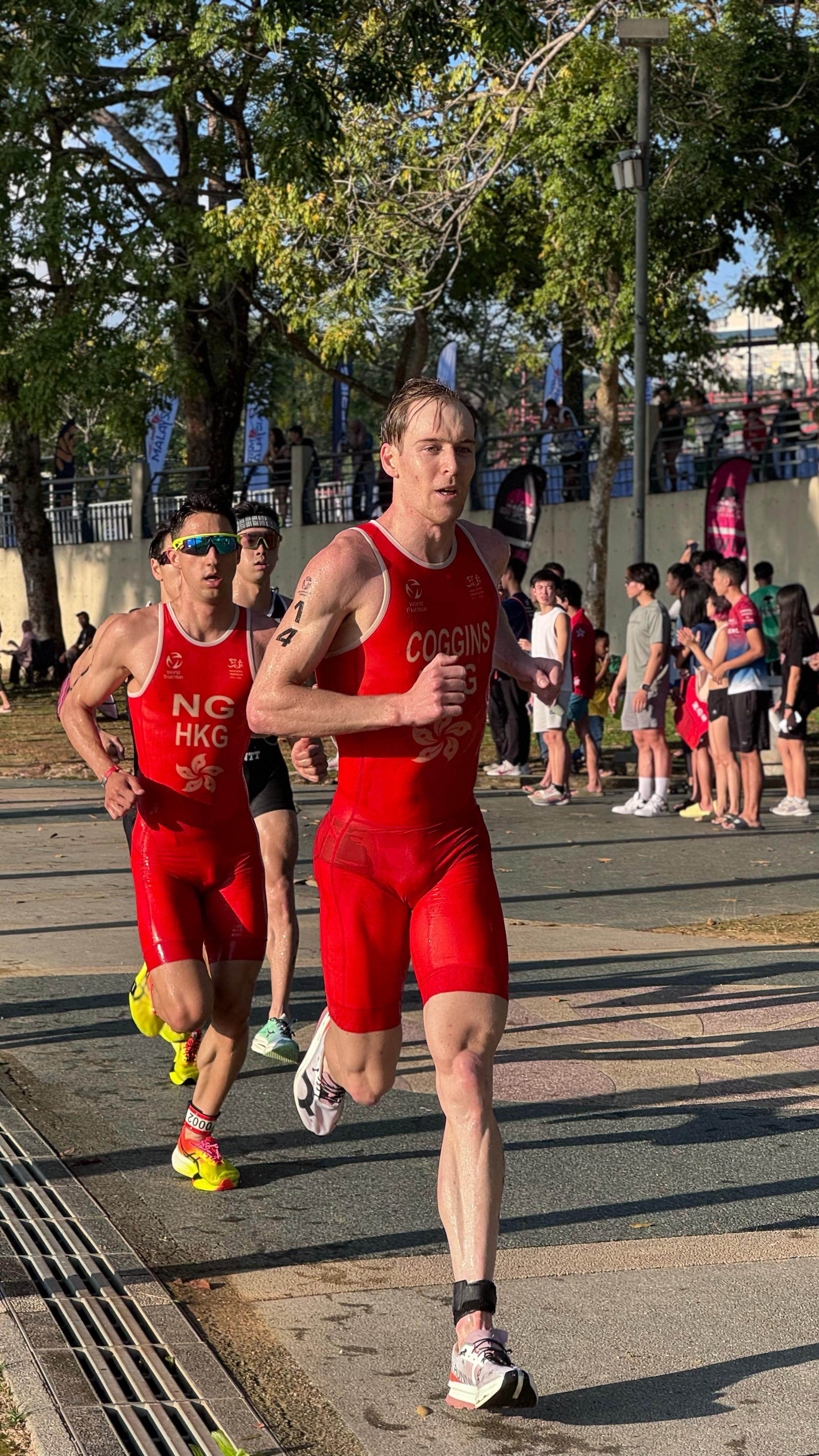 Oscar Coggins runs with fellow Hongkonger Jason Ng in his shadow during the closing leg in Malaysia. Photo: TRIHK