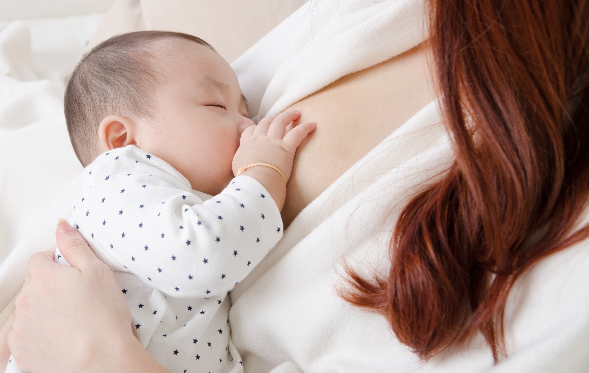 Following her baby’s jaundice diagnosis, the doctor recommended that she discontinue breastfeeding for two weeks until her child fully recovered. Photo: Shutterstock