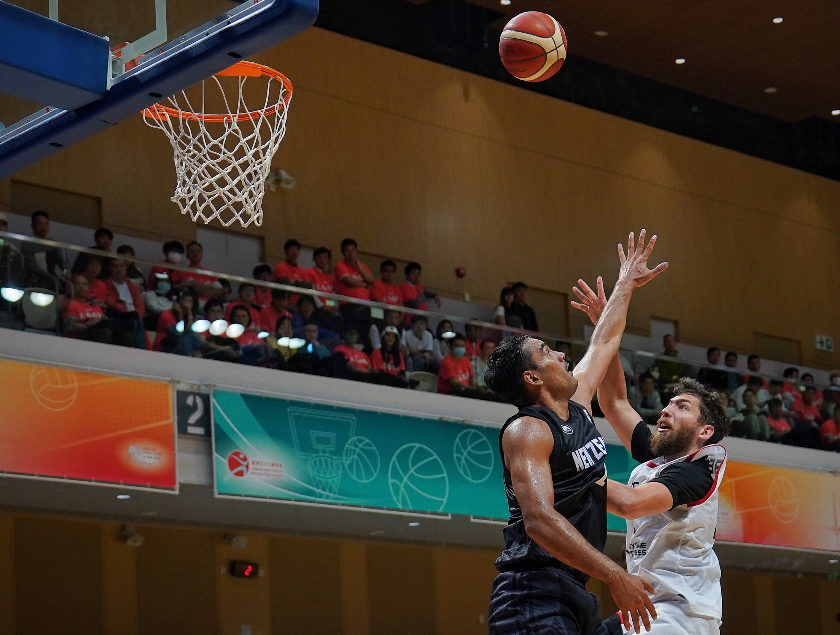 Hong Kong’s Duncan Reid shoots a layup against New Zealand’s Tai Wynyard in their Fiba Asia Cup qualifier last Thursday. Photo: Elson Li