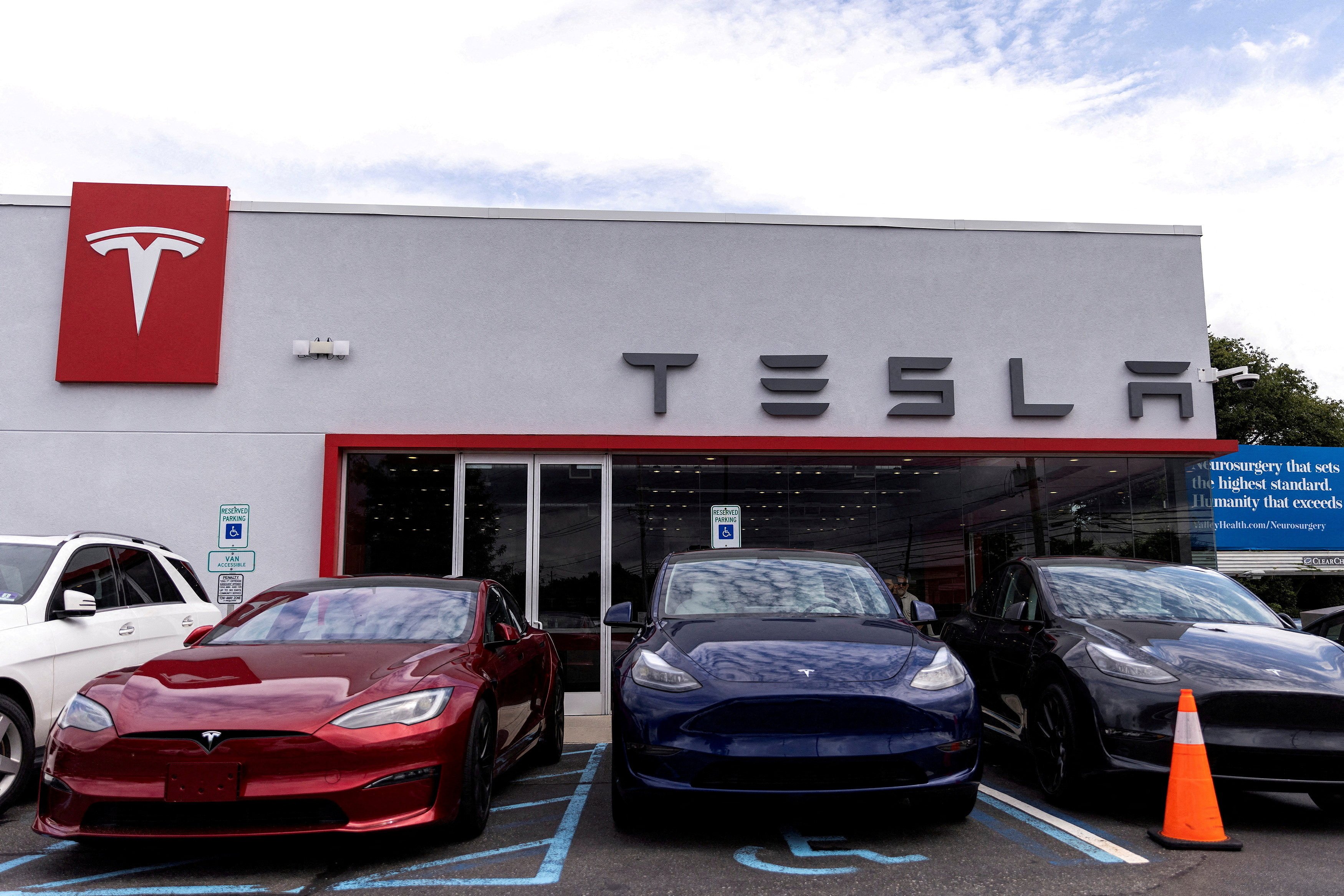 Tesla electric vehicles are parked in a Tesla dealer in Paramus, New Jersey, in July 2024. Photo: Reuters