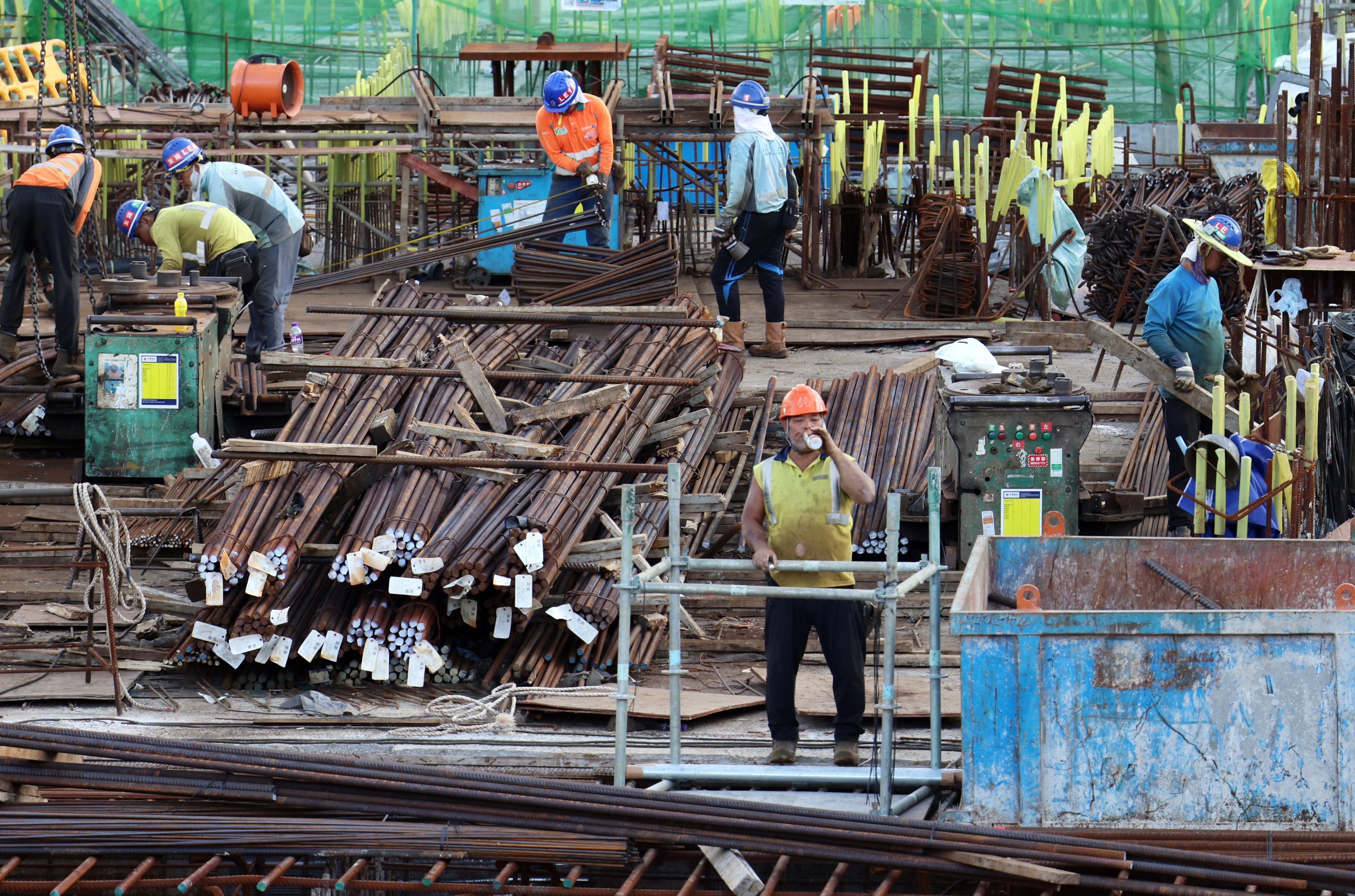 Construction workers at a site in Central. Paul Y was founded in 1946 in Shanghai and subsequently expanded into Hong Kong, becoming one of the city’s largest contractors. Photo: Jelly Tse