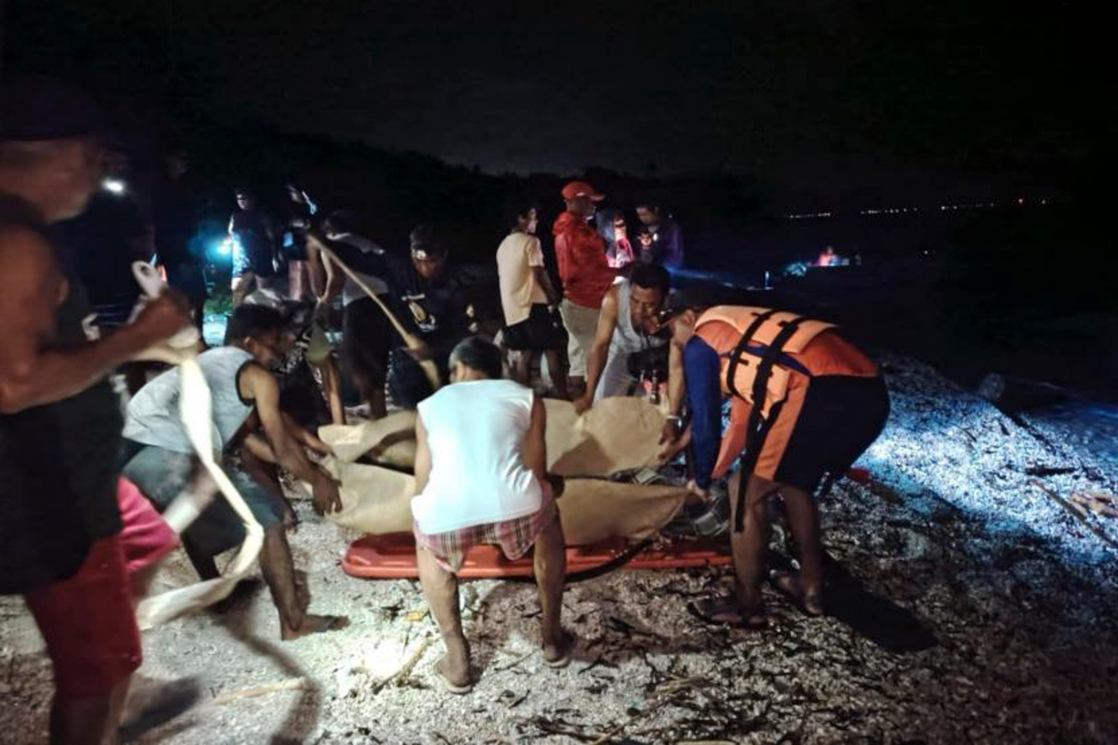 Rescuers recover the bodies of two Russian scuba divers at Verde Island, Philippines, on February 27. Photo: AP