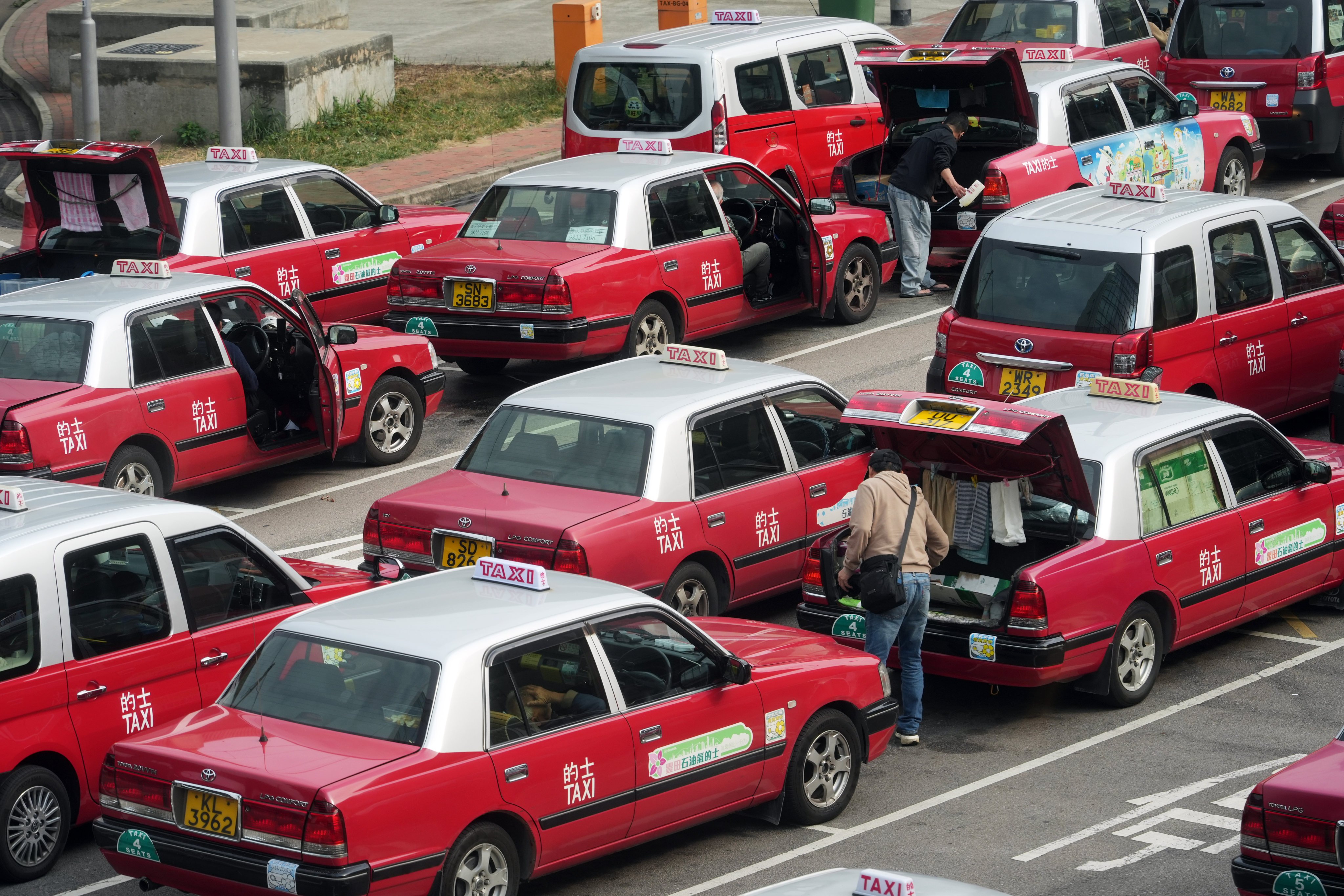 Taxis queue up to pick up passengers to the city at the taxi stop of Hong Kong International Airport. Photo: Sun Yeung