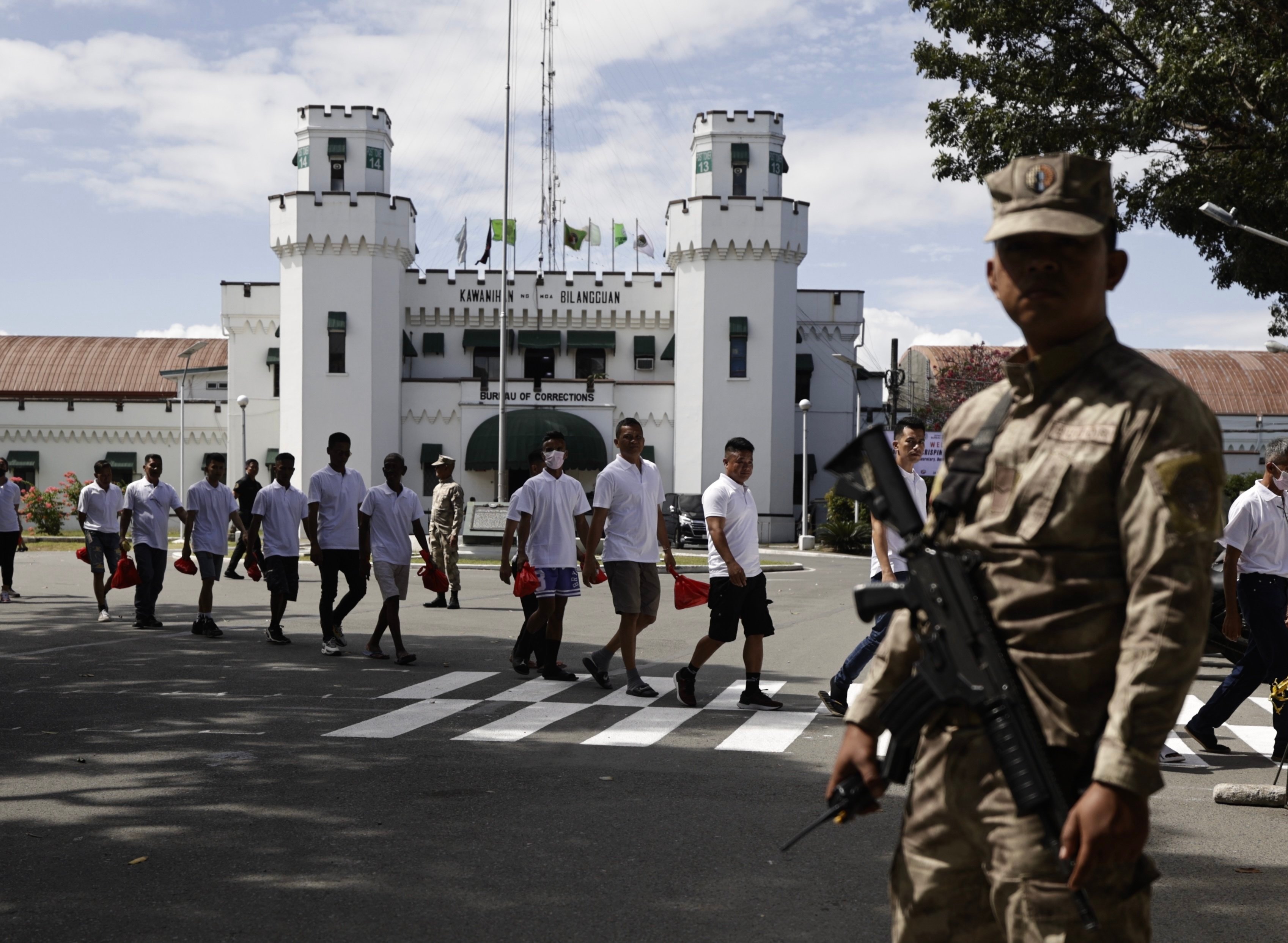 Newly released Filipino inmates make their way out of the National “Bilibid” Prison in Muntinlupa City, Metro Manila, the Philippines, on Friday. Photo: EPA-EFE