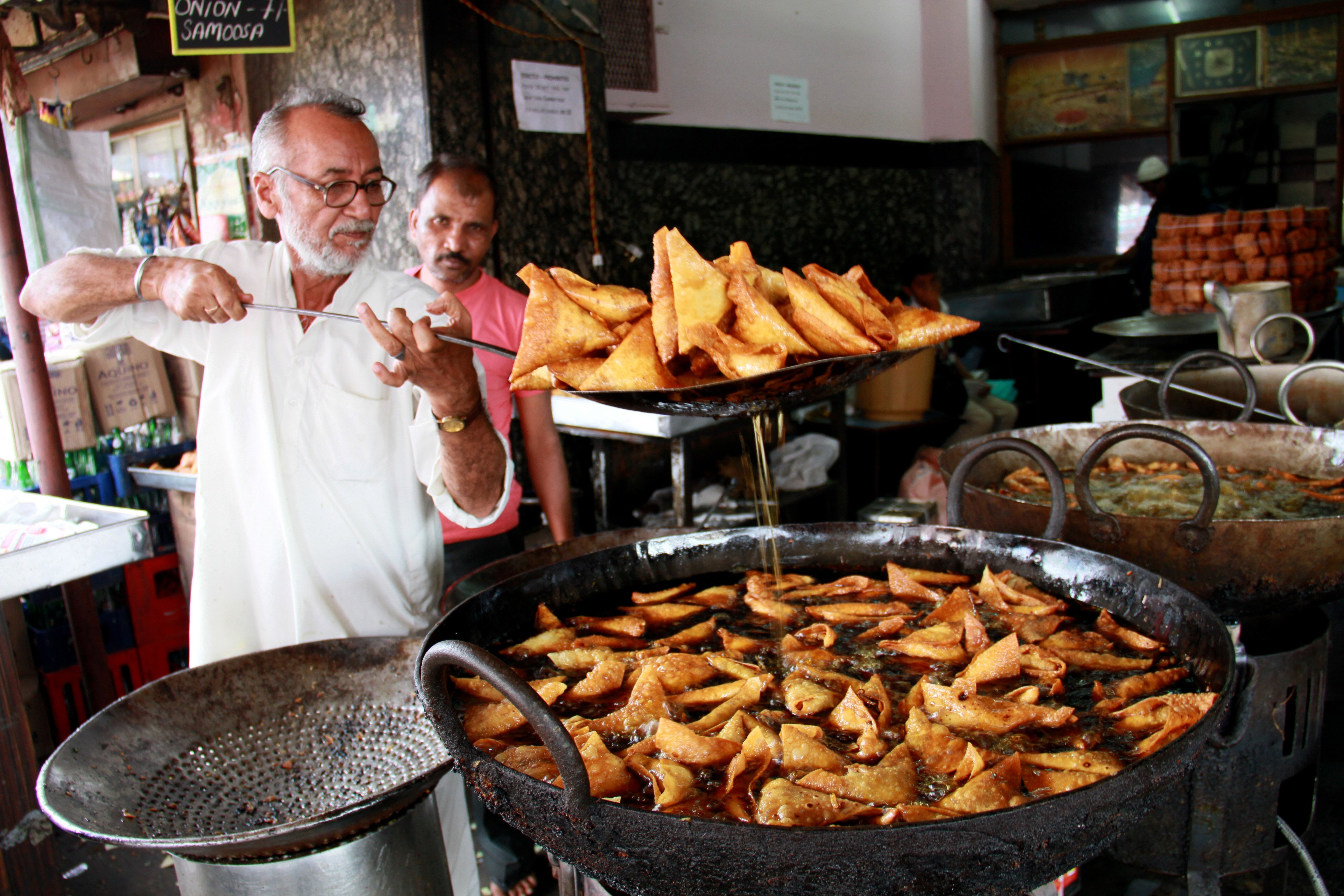 Street vendor frying mutton samosa in Bangalore. Photo: Getty Images