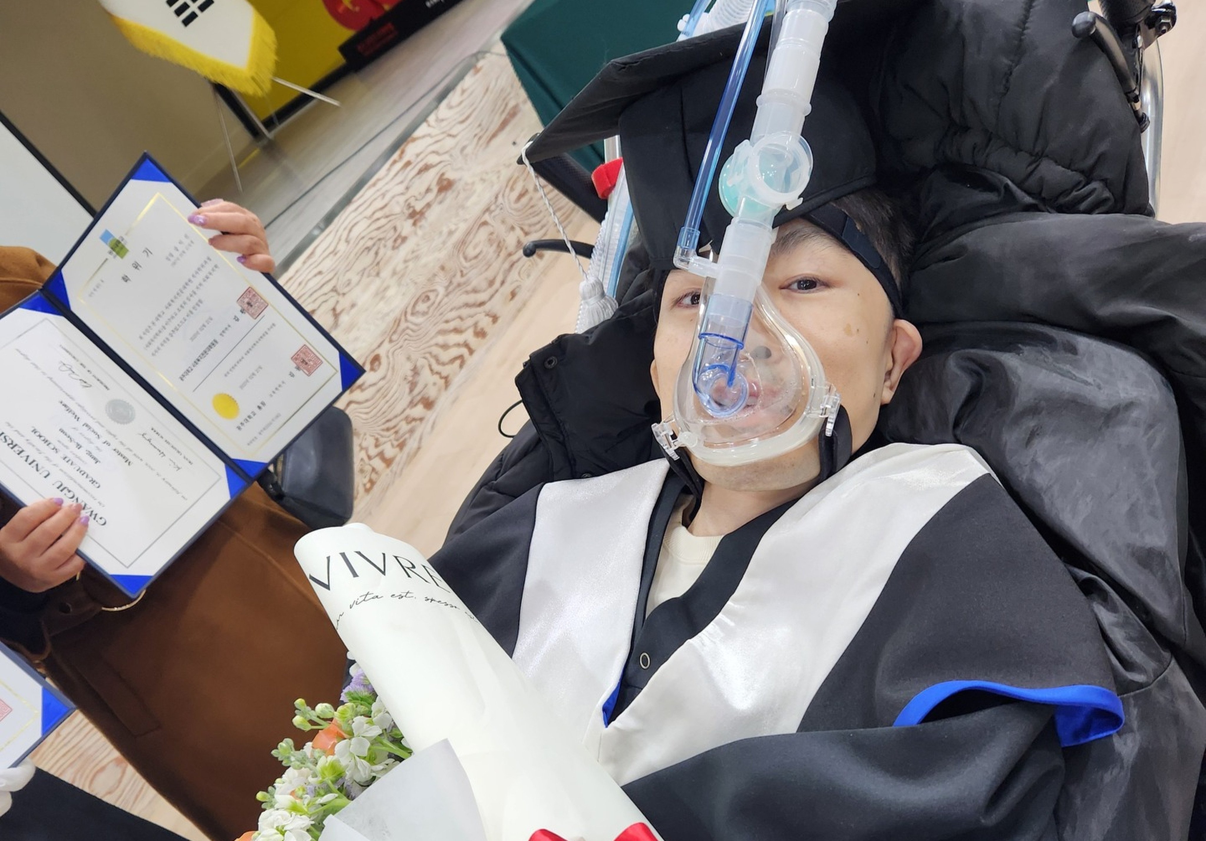 South Korean student Jang Ik-sun received his master’s degree from Gwangju University on February 23. Photo: Instagram/eyestar2024