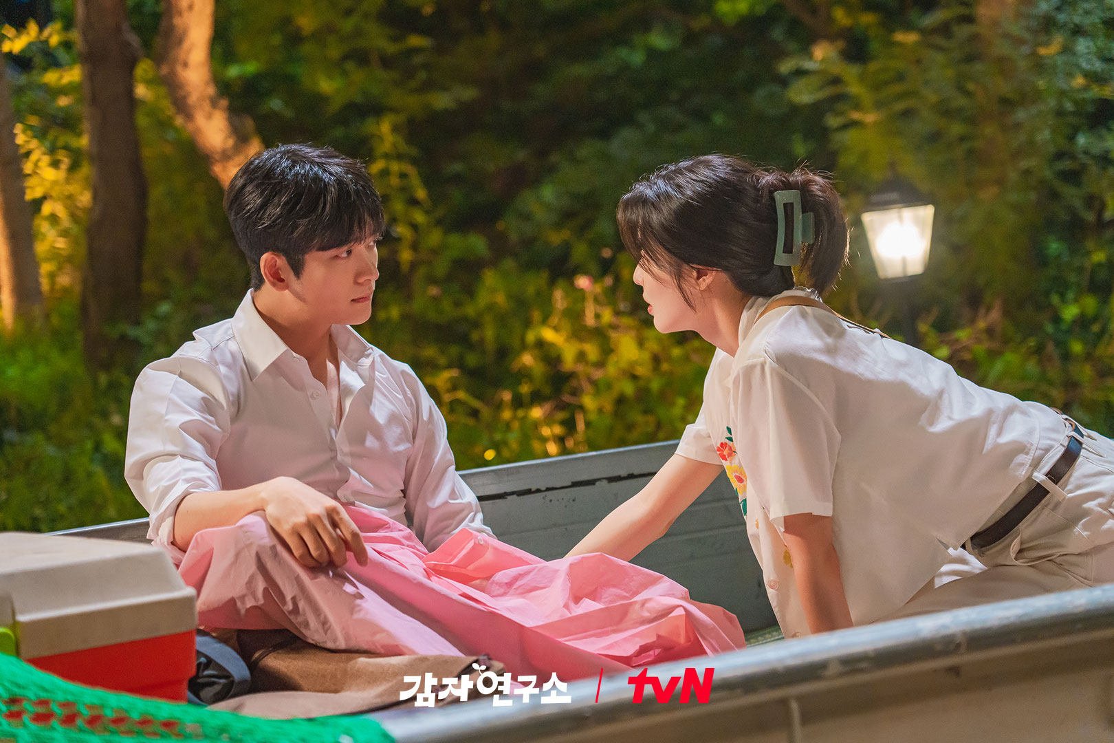 Kang Tae-oh (left) as city slicker So Baek-ho and Lee Sun-bin as obsessive agricultural researcher Kim Mi-kyung in a still from Netflix K-drama series The Potato Lab.