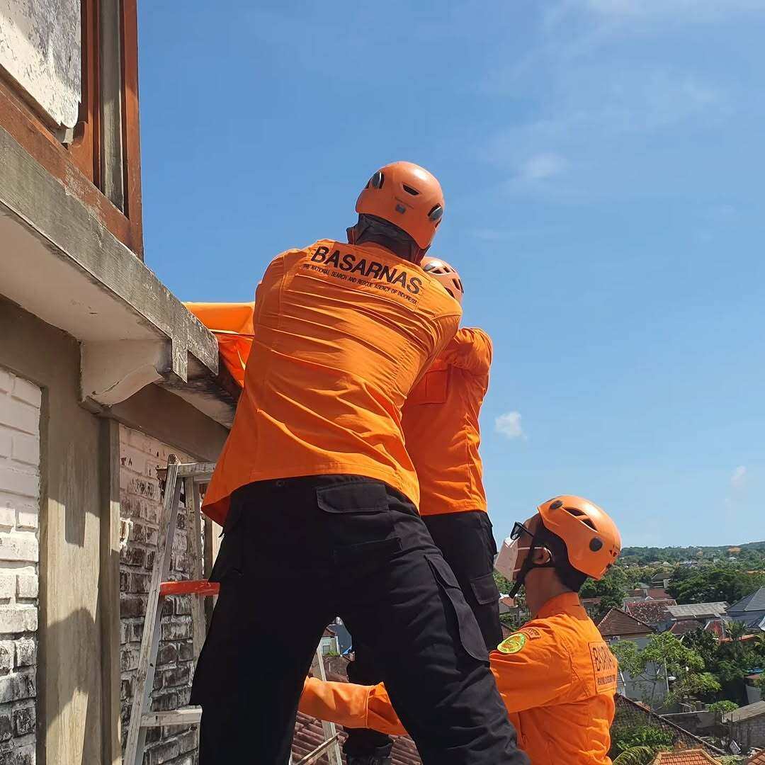 Members of the Bali branch of the National Search and Rescue Agency (Basarnas) lowing the body discovered inside a rooftop water tank on March 5. Photo: Instagram / basarnas_bali