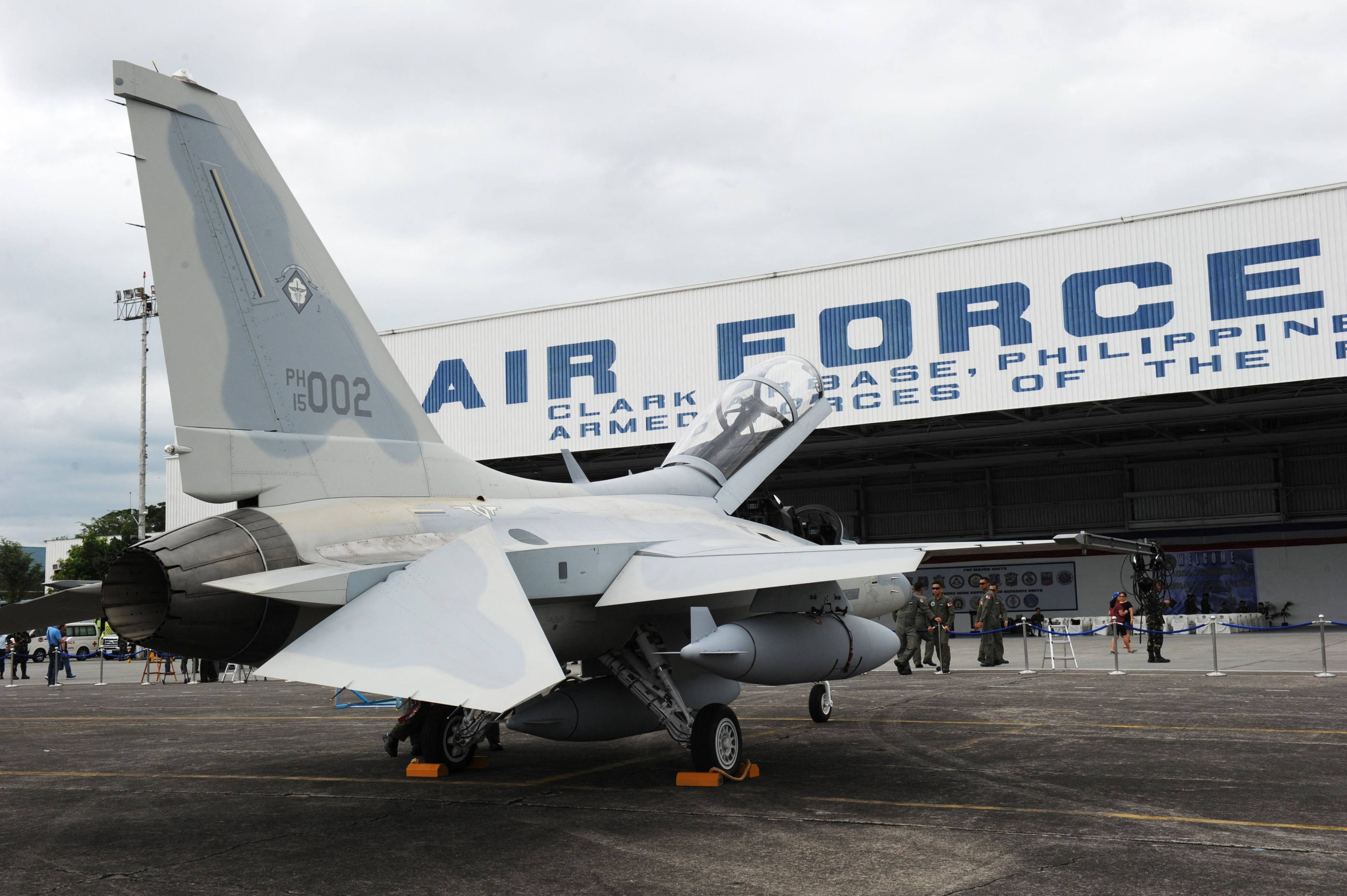 A FA-50 fighter jet is parked on the tarmac at a Philippine airbase in Angeles City, Pampanga province. Photo: AFP