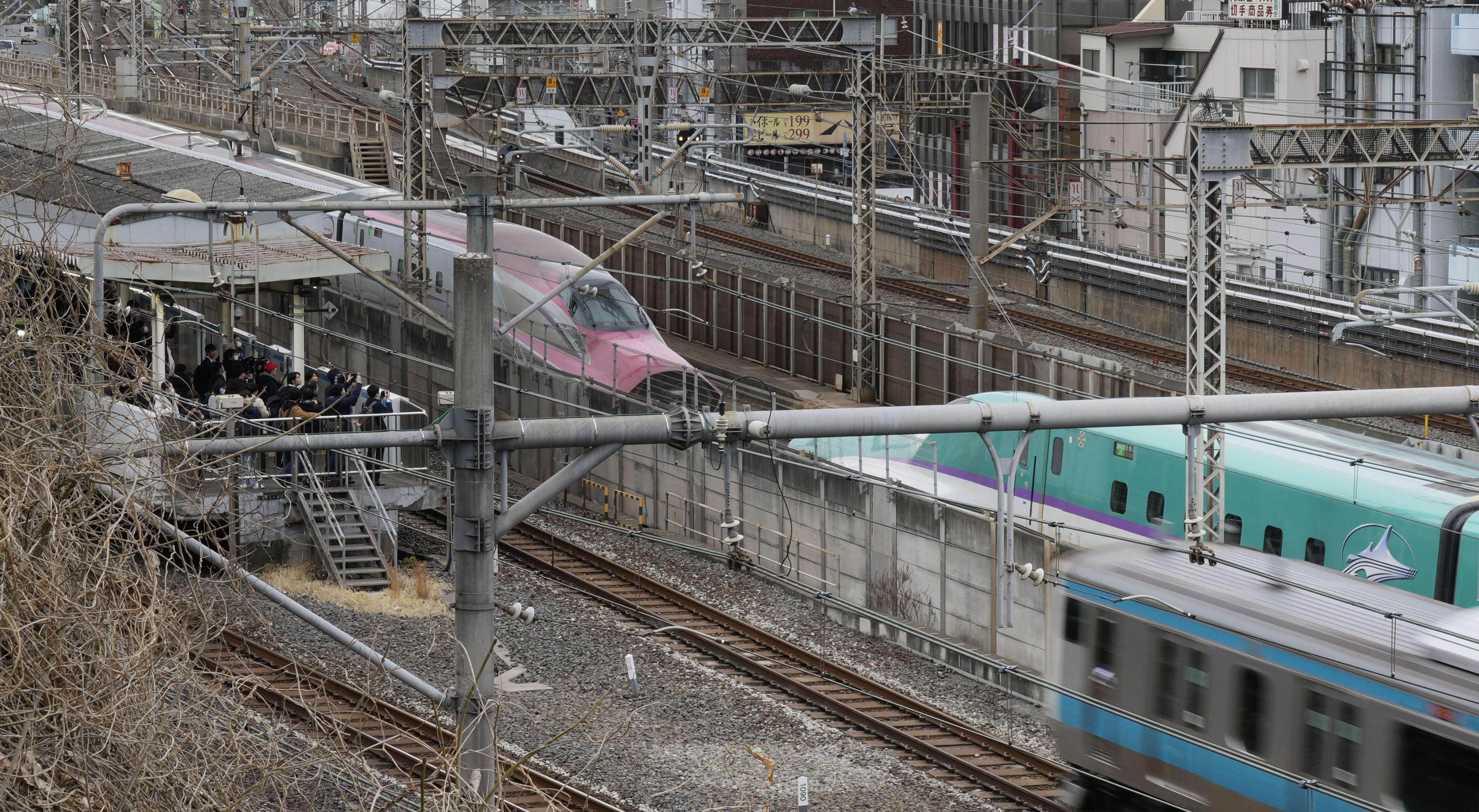 A bullet train on the Tohoku Shinkansen Line makes an emergency stop near JR Nishi-Nippori Station in Tokyo after two cars decoupled. The incident led to a suspension of bullet train services in eastern Japan. Photo: Kyodo