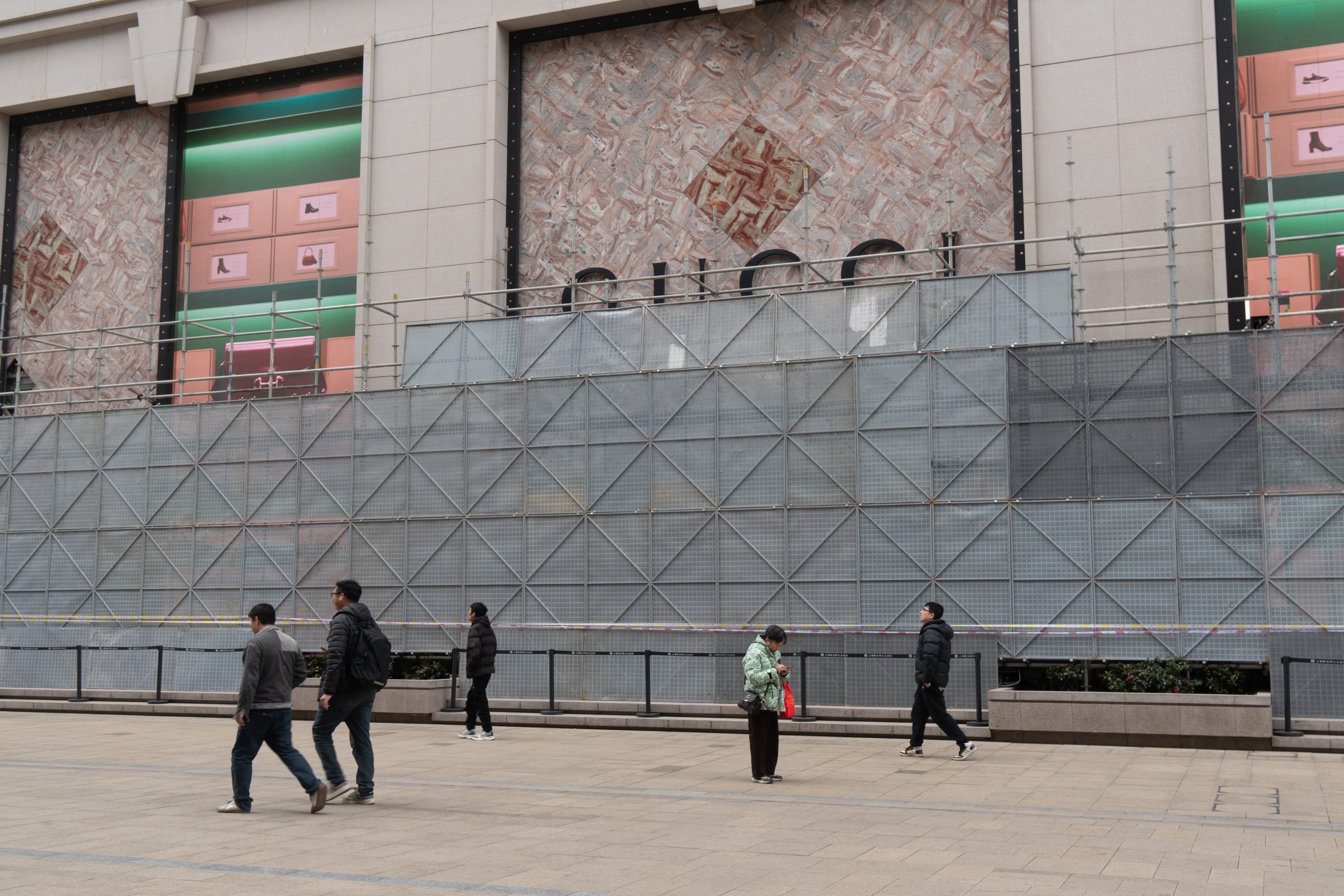 People walk past a closed GUCCI store on Nanjing Road Pedestrian Street in Shanghai on February 17, 2025. Photo: Getty Images