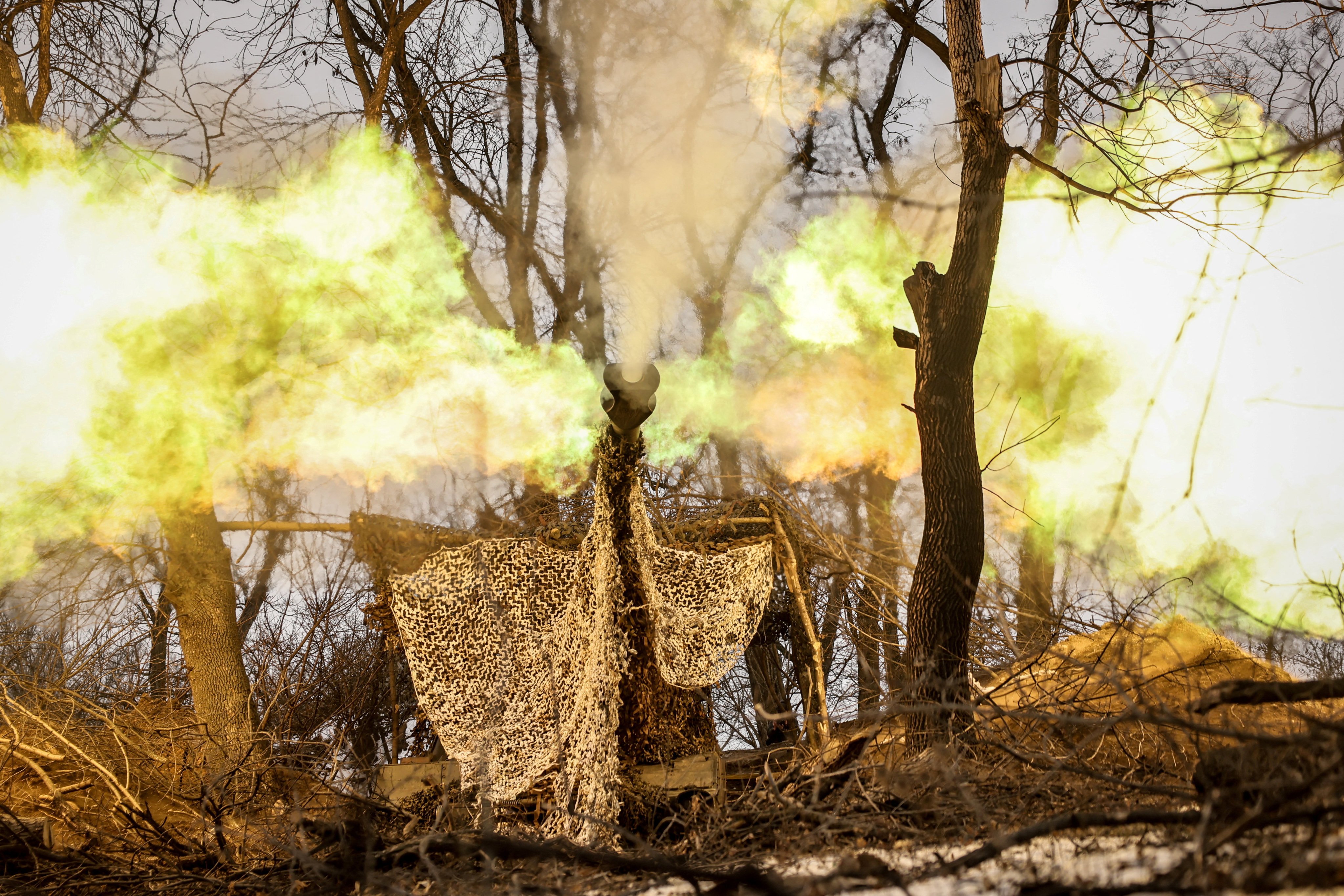 Ukrainian servicemen fire a self-propelled howitzer towards Russian troops near the town of Chasiv Yar, Donetsk region, on February 28. Photo: Reuters