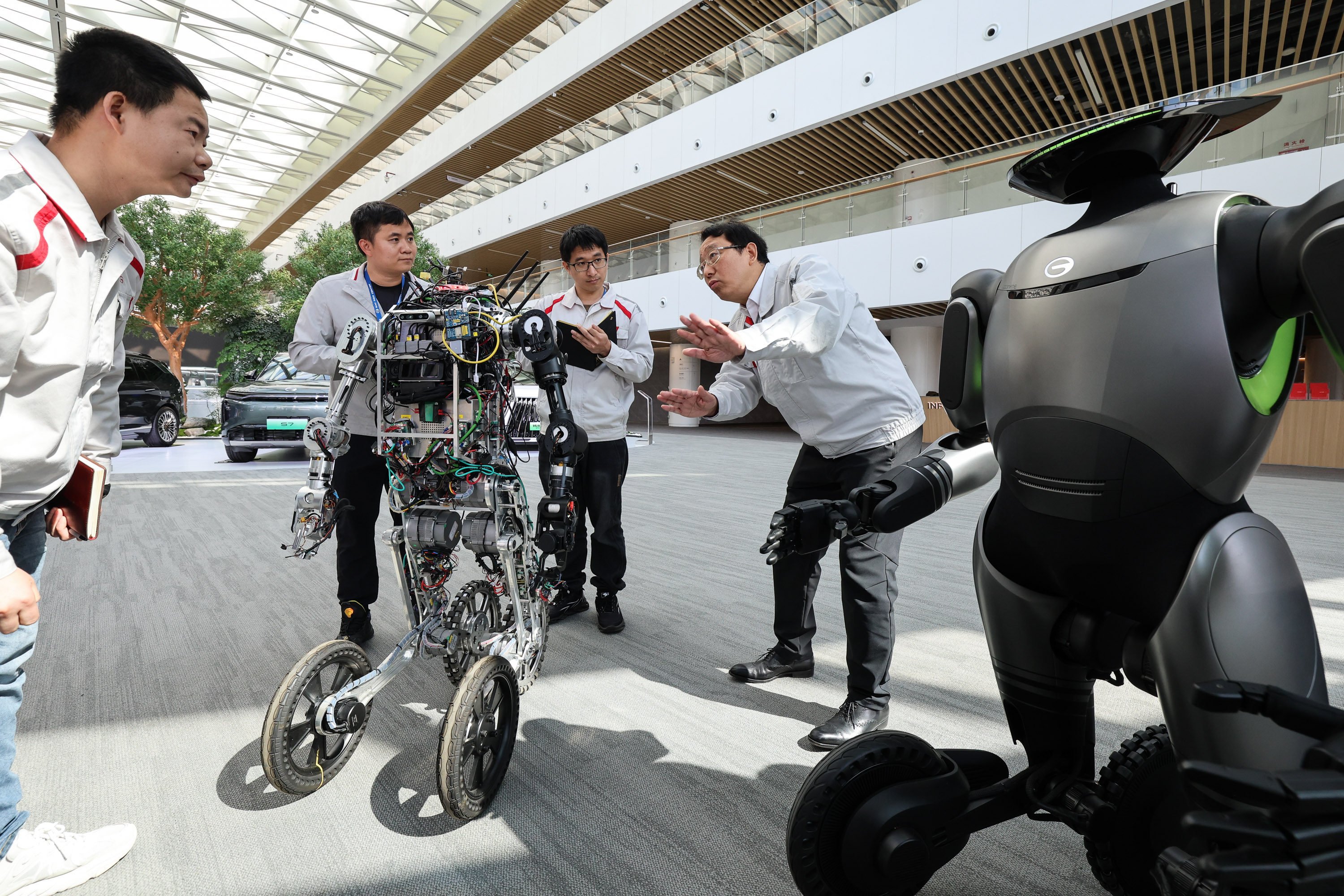 Feng Xingya, right, inspects robots in Guangzhou. Feng is chairman of Chinese automaker GAC Group and a deputy to the 14th National People’s Congress. Photo: Xinhua