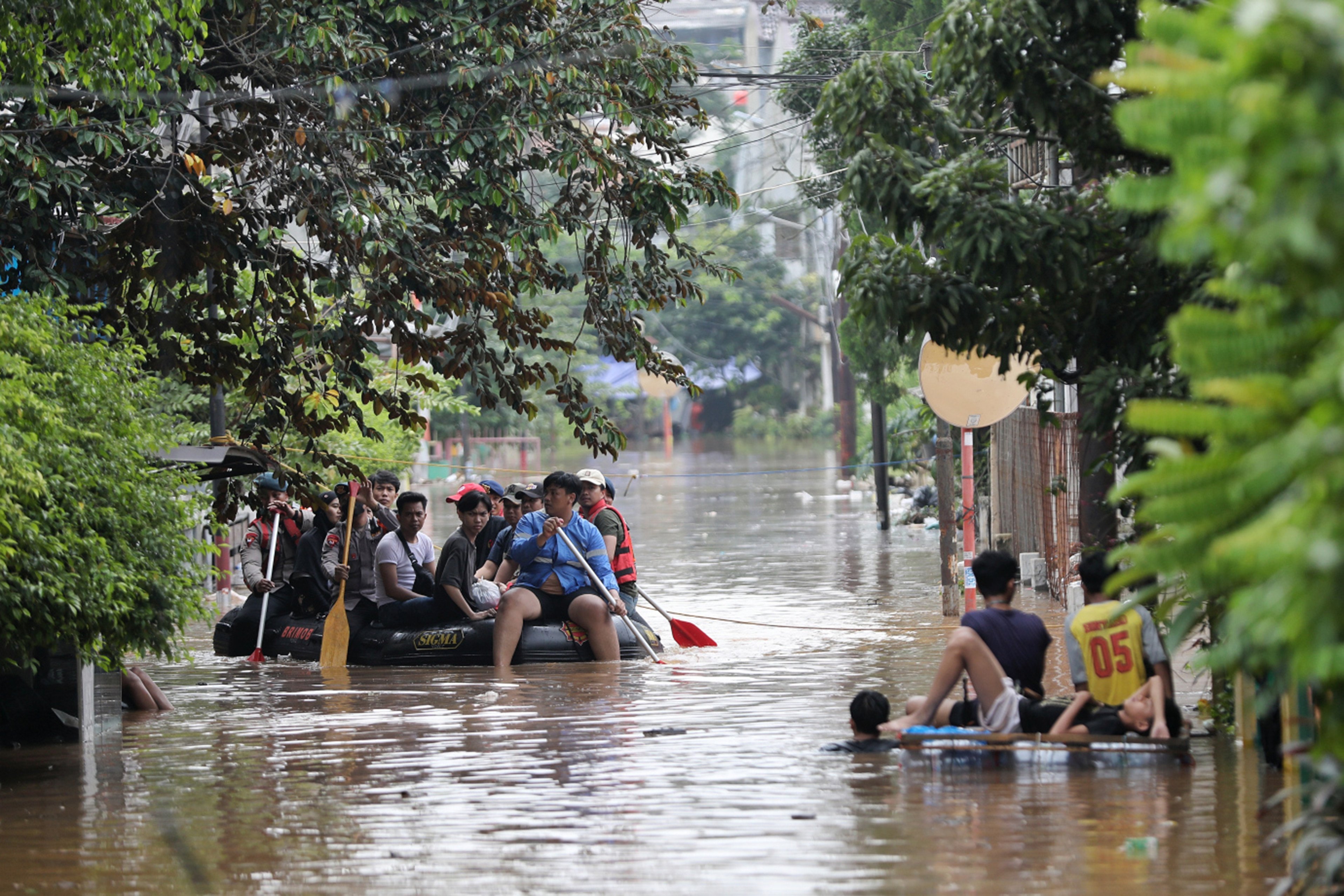 Emergency workers evacuate people from their flooded homes on March 4, following heavy rains in South Jakarta. Photo: dpa