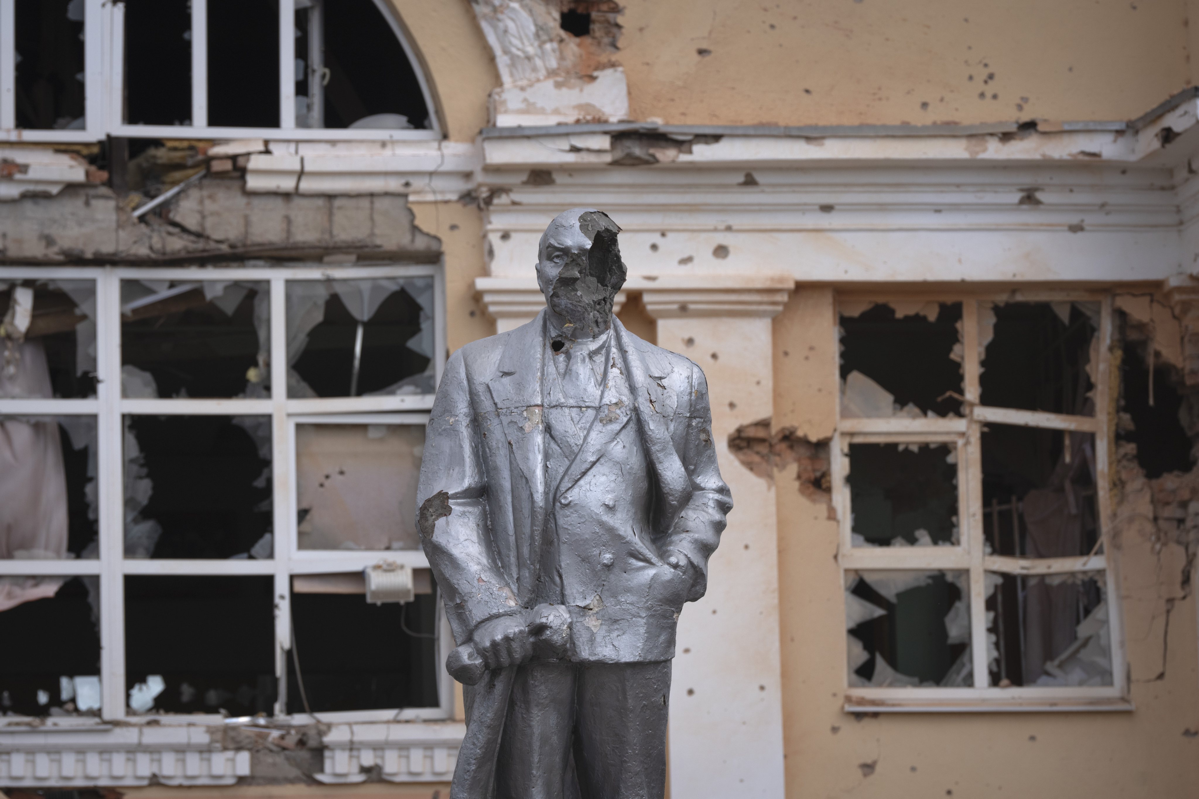 A damaged monument of Soviet founder Vladimir Lenin stands in a central square in Sudzha, Kursk region. Photo: ap