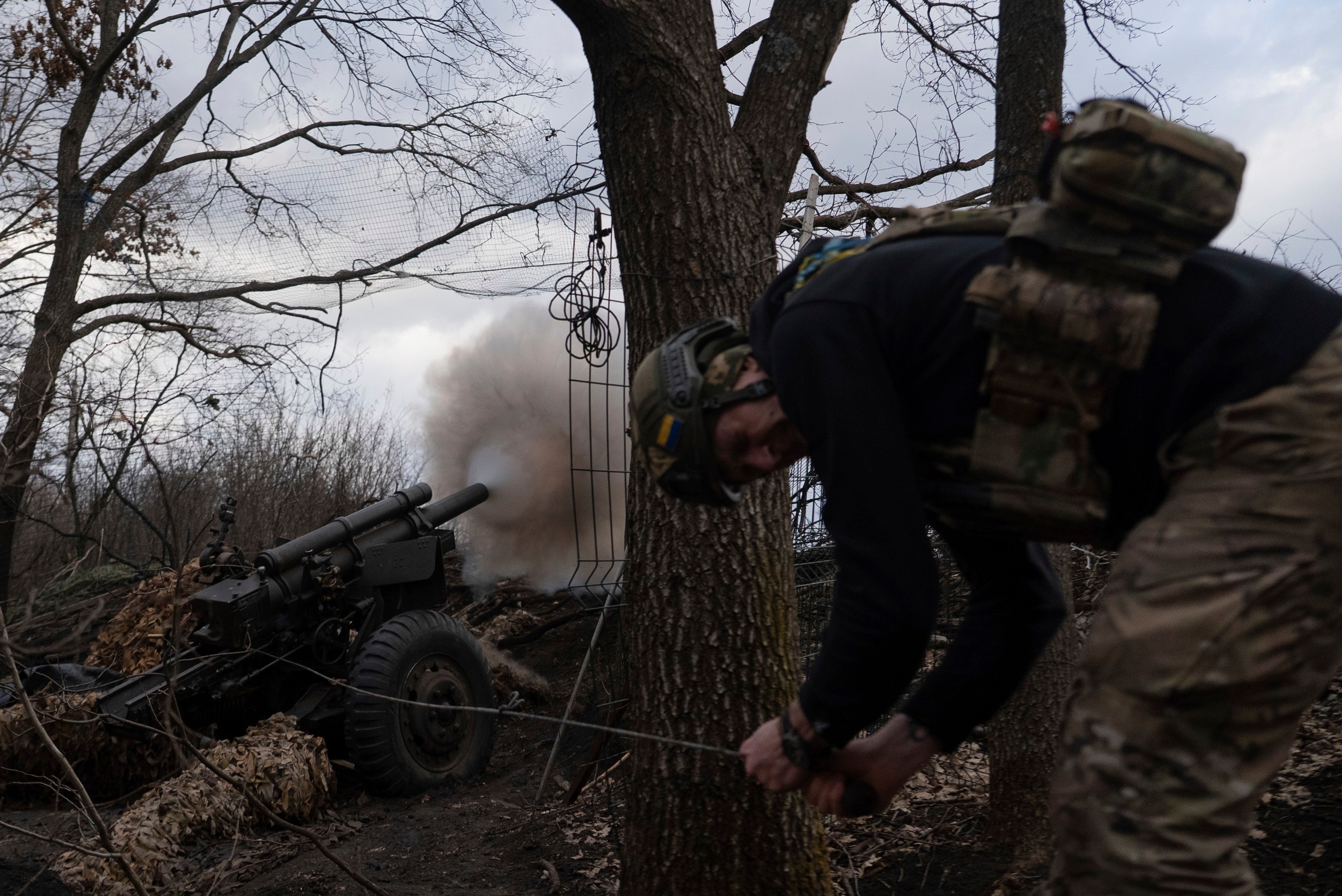 A Ukrainian serviceman fires a M101 Howitzer towards Russian positions in Kharkiv region, Ukraine. Photo: AP