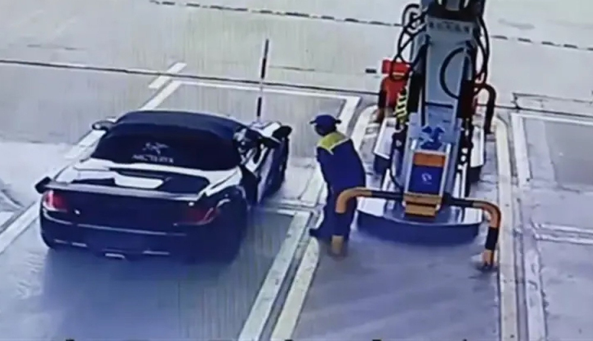 The driver is then seen taking to the petrol pump attendant through the car’s window. Photo: QQ.com