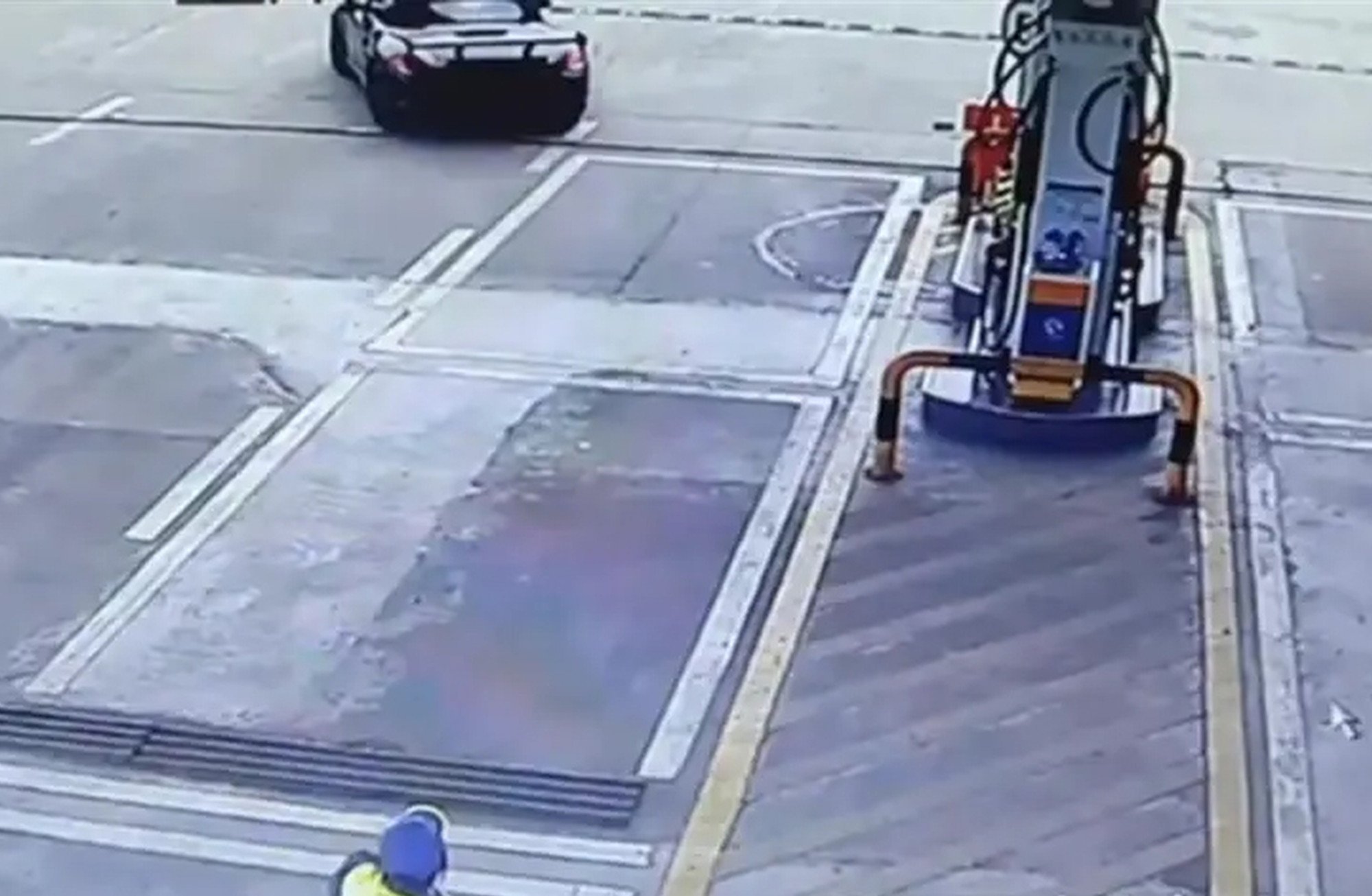 After the attendant fills up his tank, the driver speeds off without paying. Photo: QQ.com