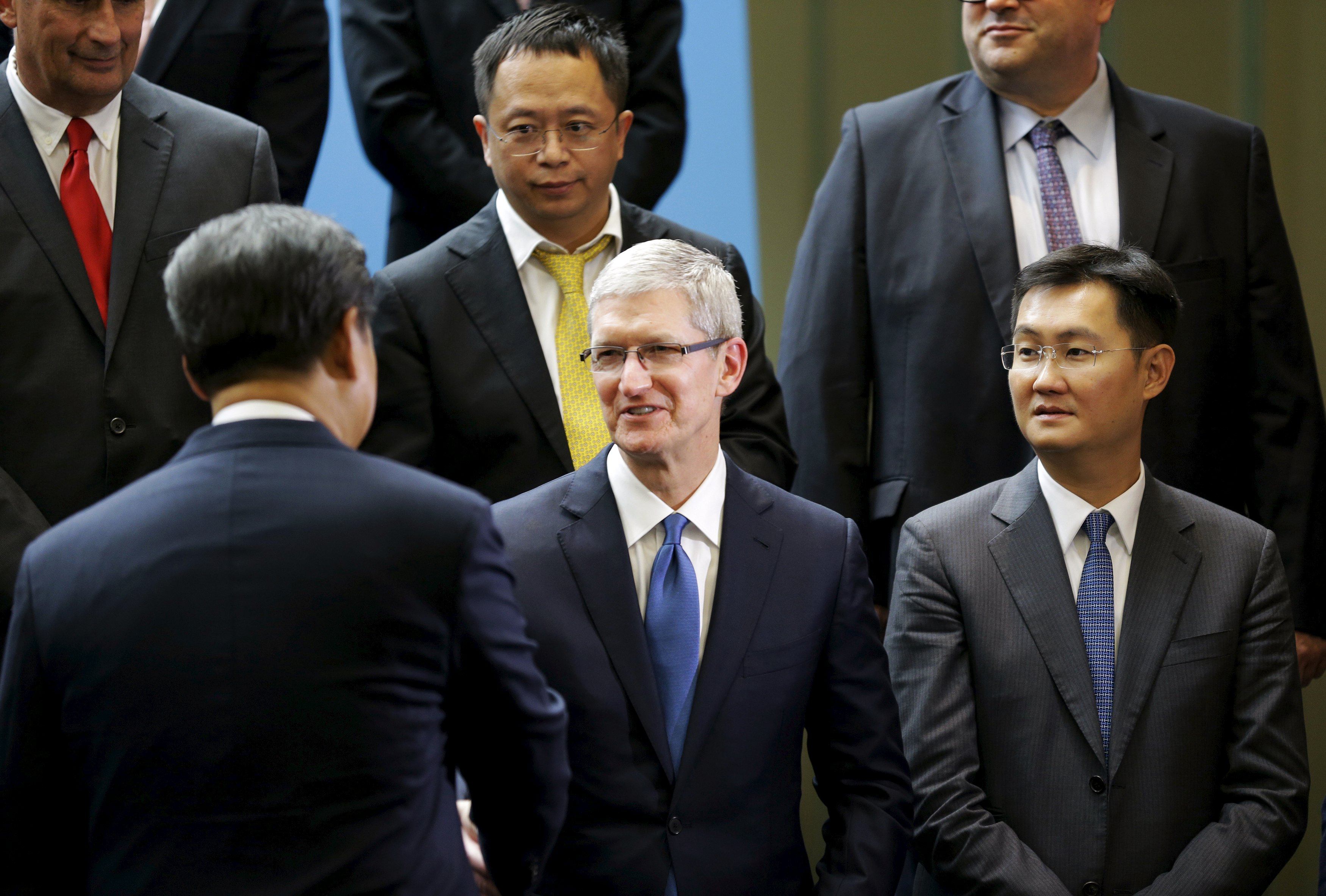 President Xi Jinping shakes hands with Apple CEO Tim Cook at a gathering in Washington. Cook is reportedly due to travel to Beijing for the China Development Forum later this month. File photo: Reuters