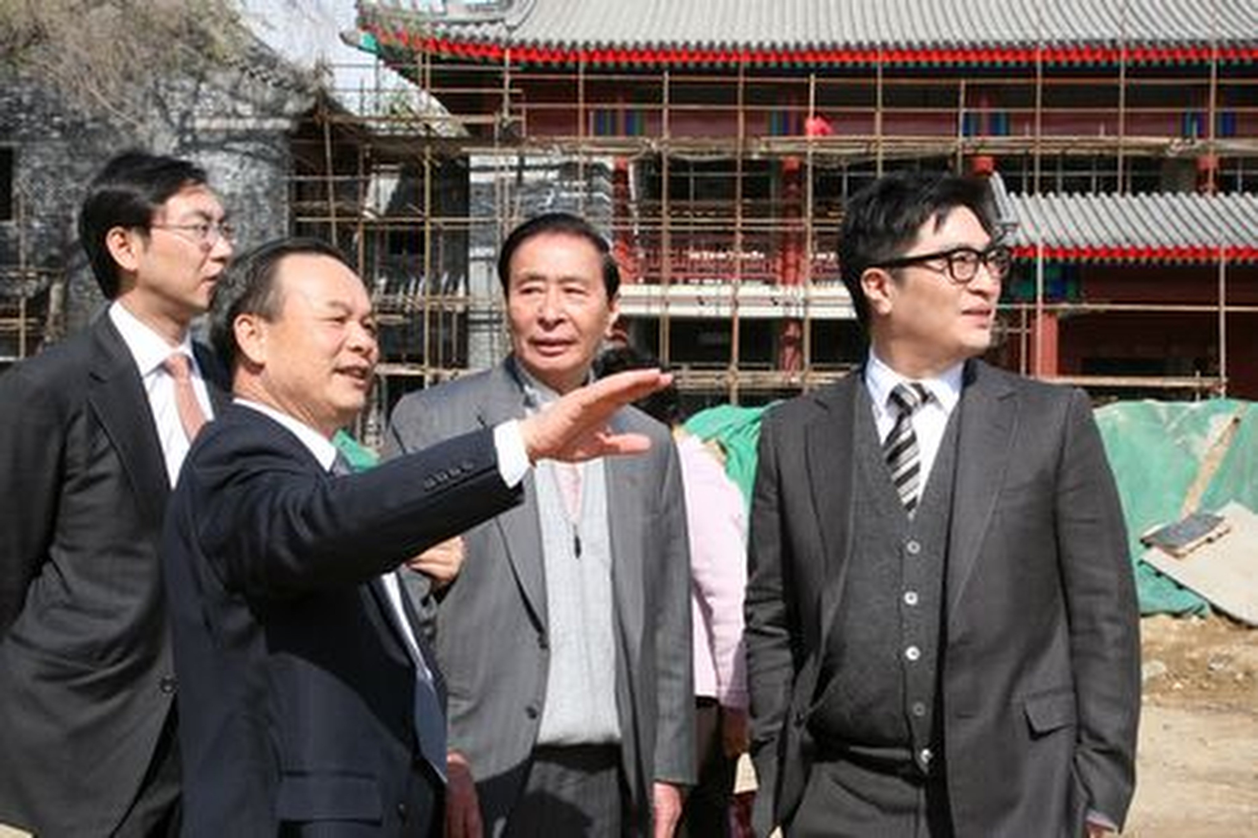 Professor Zhou Qifeng, President of Peking University and Lee Shau-kee in 2011 visited the construction site of the Lee Shau Kee Humanities Buildings inside the Jingchun Garden which used to be an imperial garden in the Qing dynasty. Photo: Handout