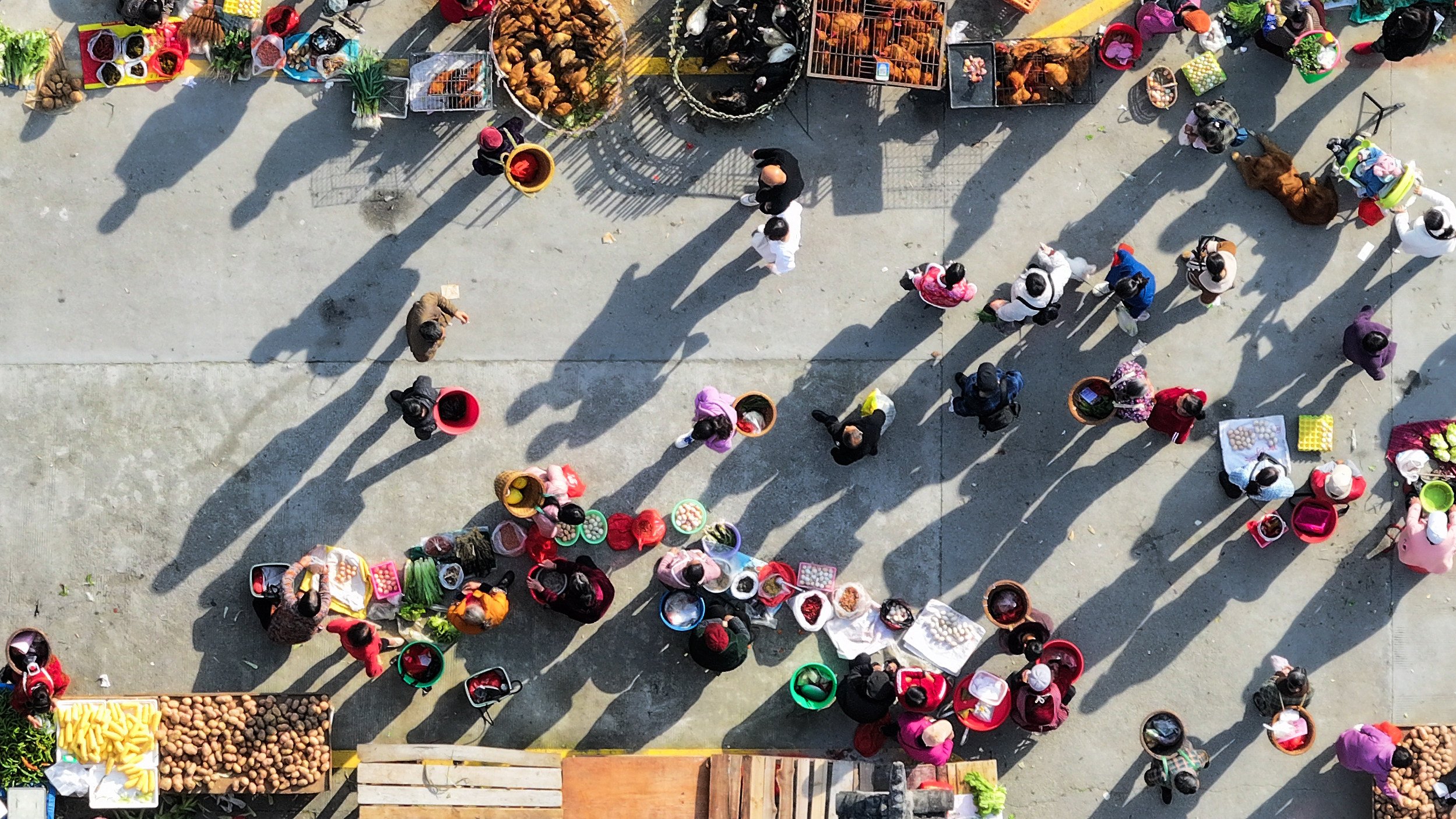 Locals shop at a market in China’s Hunan Province. Photo: Xinhua