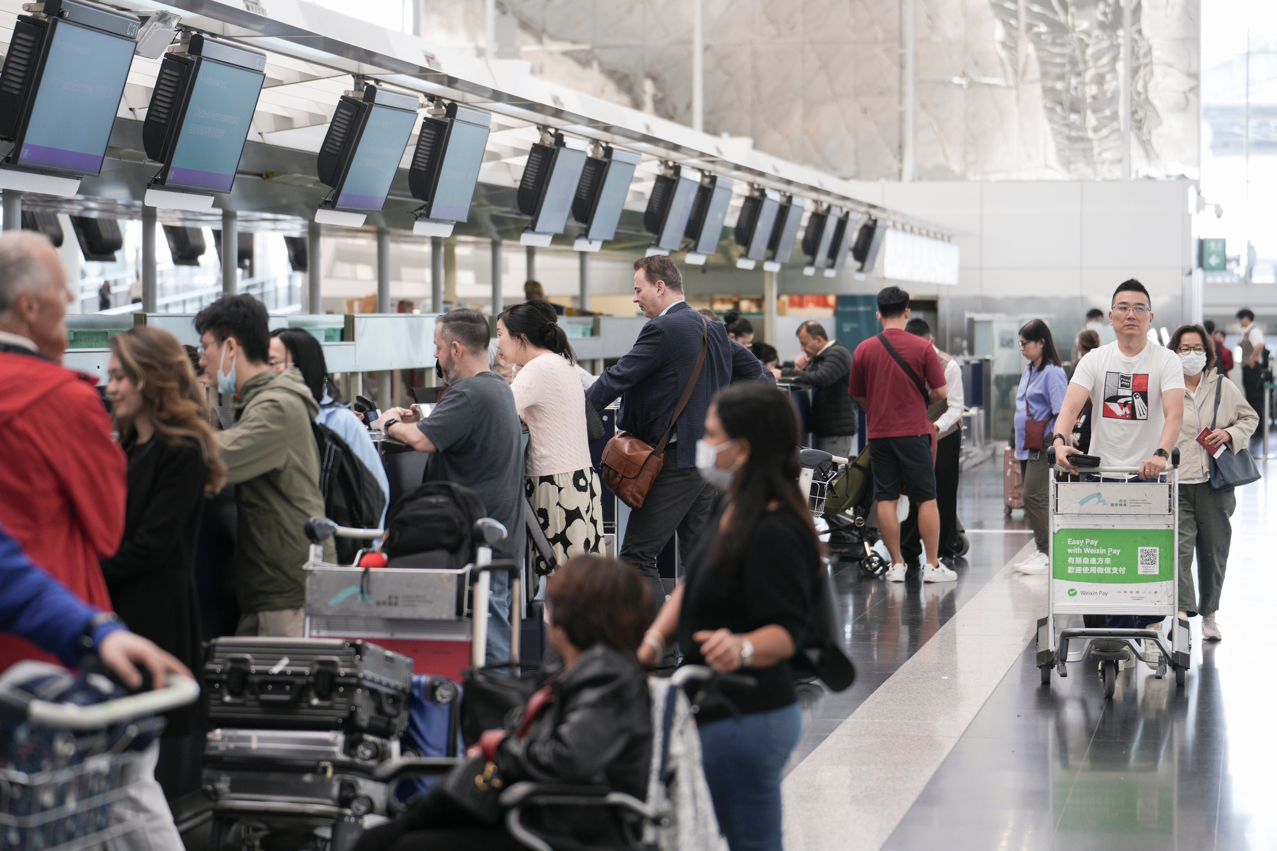 Passengers at check-in counters in Hong Kong. Photo: Harvey Kong