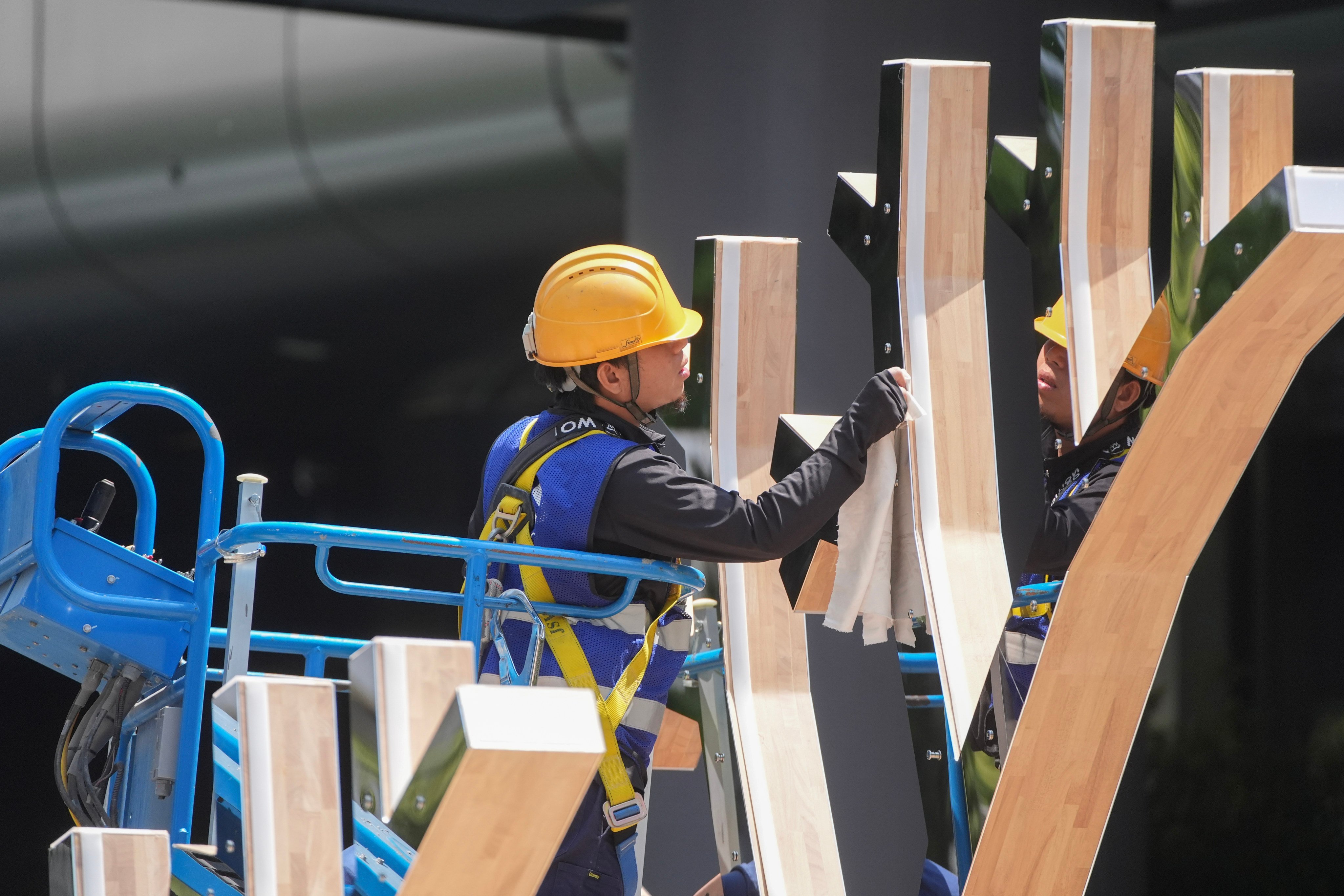 The 75,000 imported workers include at least 20,000 in the catering sector and 9,000 in construction. Photo: Eugene Lee