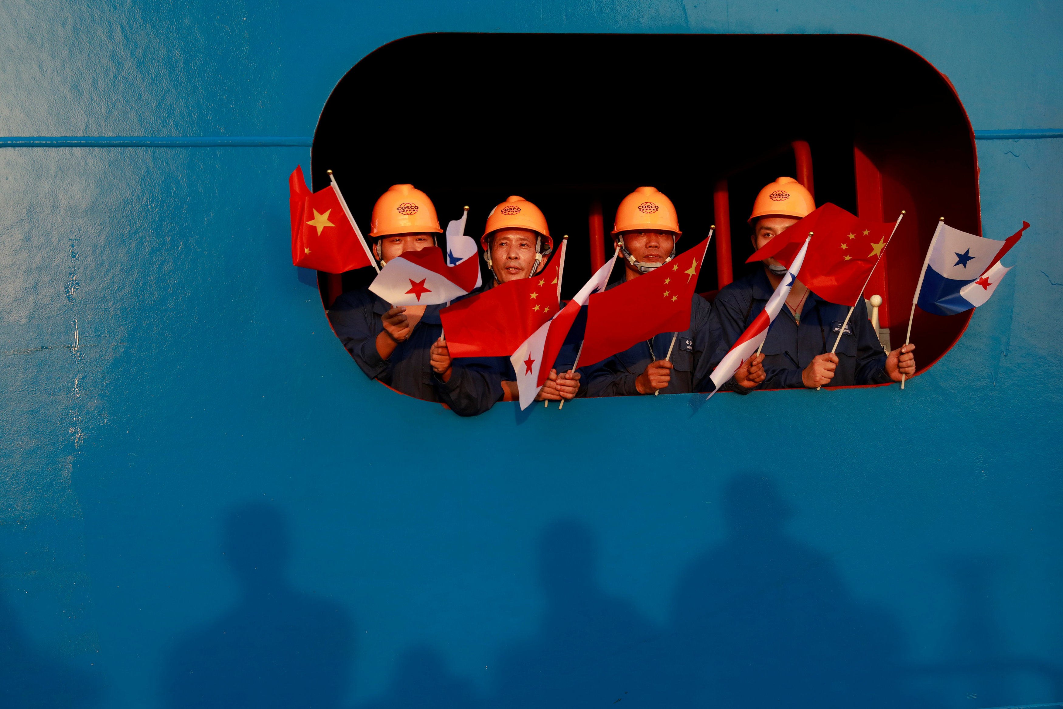 Sailors wave the China and Panama flags during a visit by Chinese President Xi Jinping to the Latin American country in 2018. Photo: Reuters