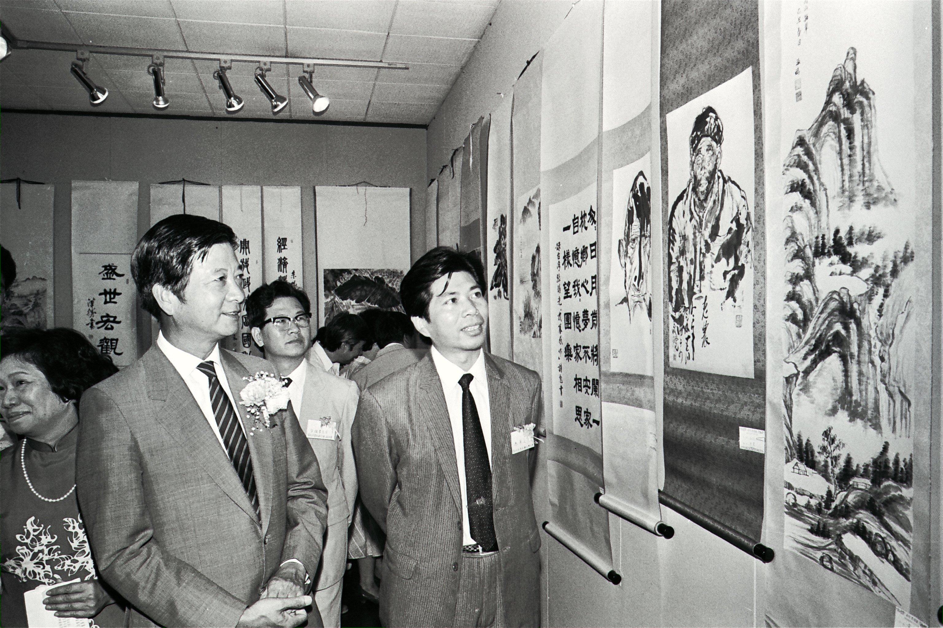 Secretary for District Administration Donald Liao Poon-huai (left) at an exhibition in City Hall, in 1985. Photo: SCMP Archives