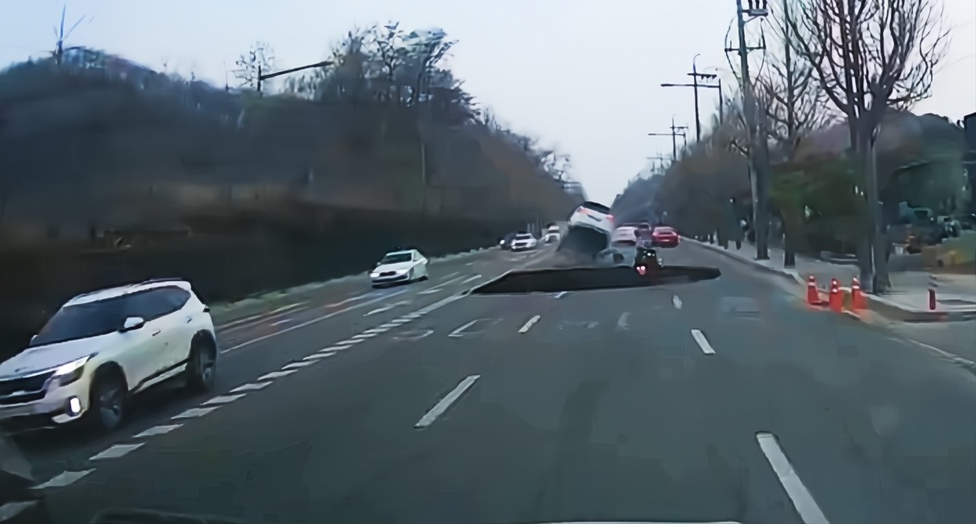 Dashcam footage capturing the moment when the sinkhole suddenly opened up in front of the motorcyclist. Photo: 
X / @Tedchangsigi