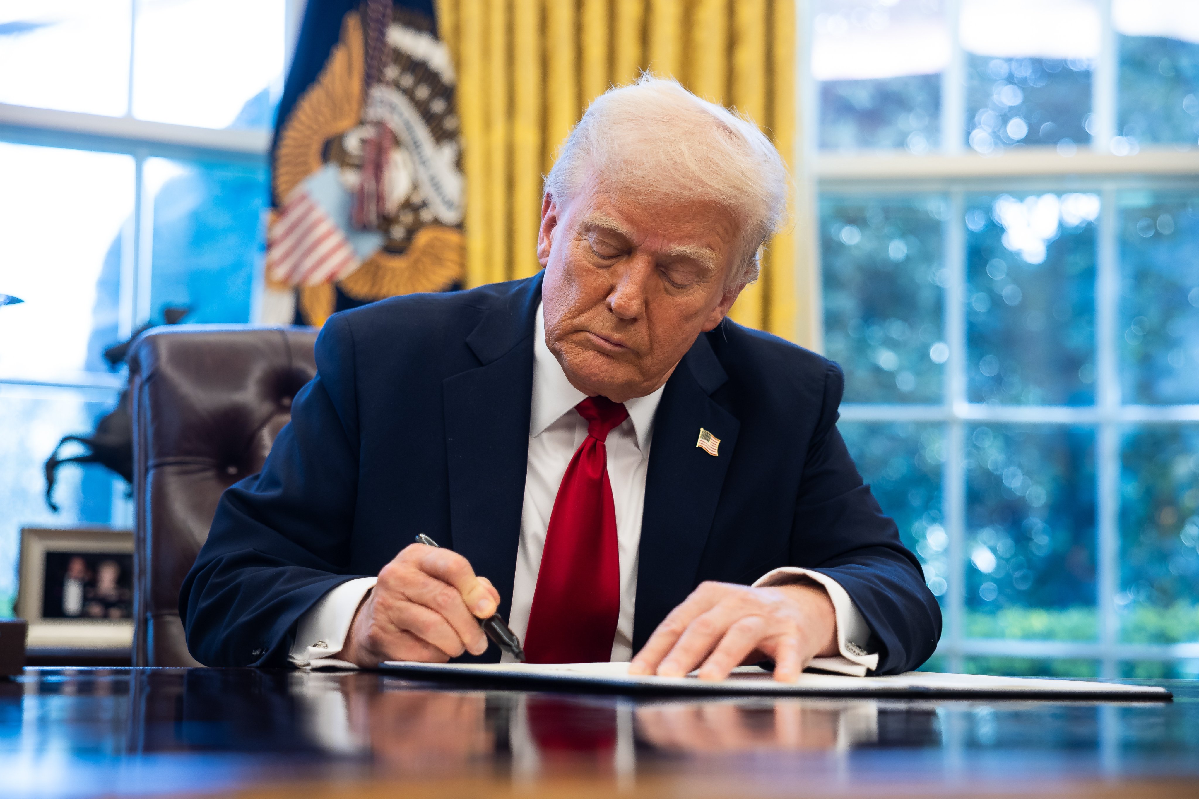 US President Donald Trump signs an executive order on auto tariffs in the Oval Office at the White House on Wednesday.  Photo: EPA-EFE